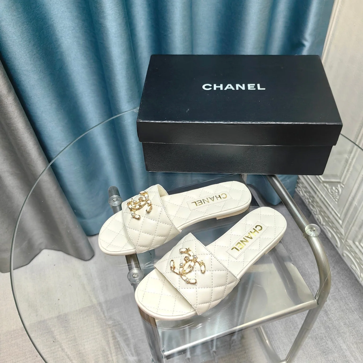 QUILTED SLIPPERS WHITE SHEEPSKIN