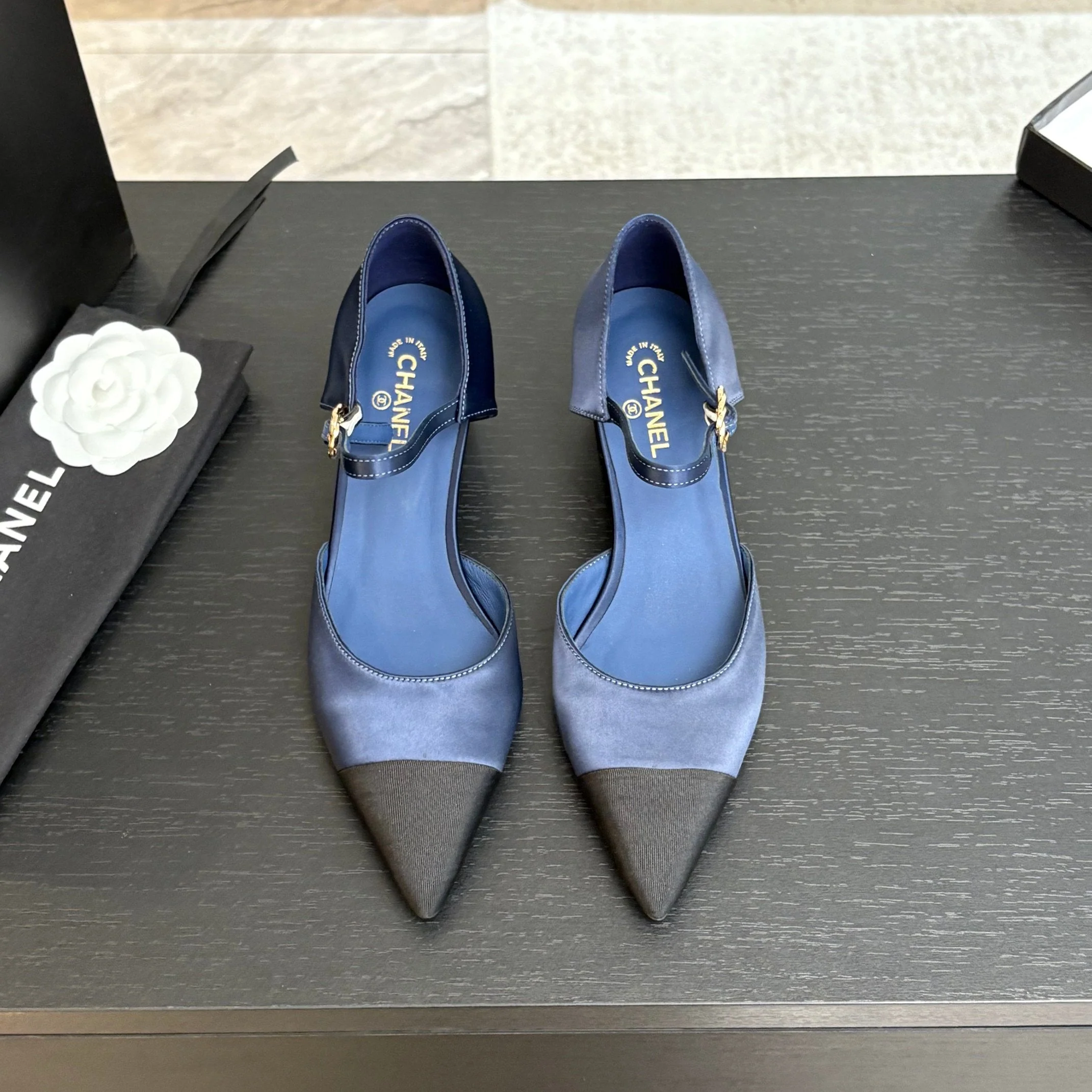 BLOCK HEEL SLINGBACKS IN NAVY BLUE MIX BLACK SILK FABRIC