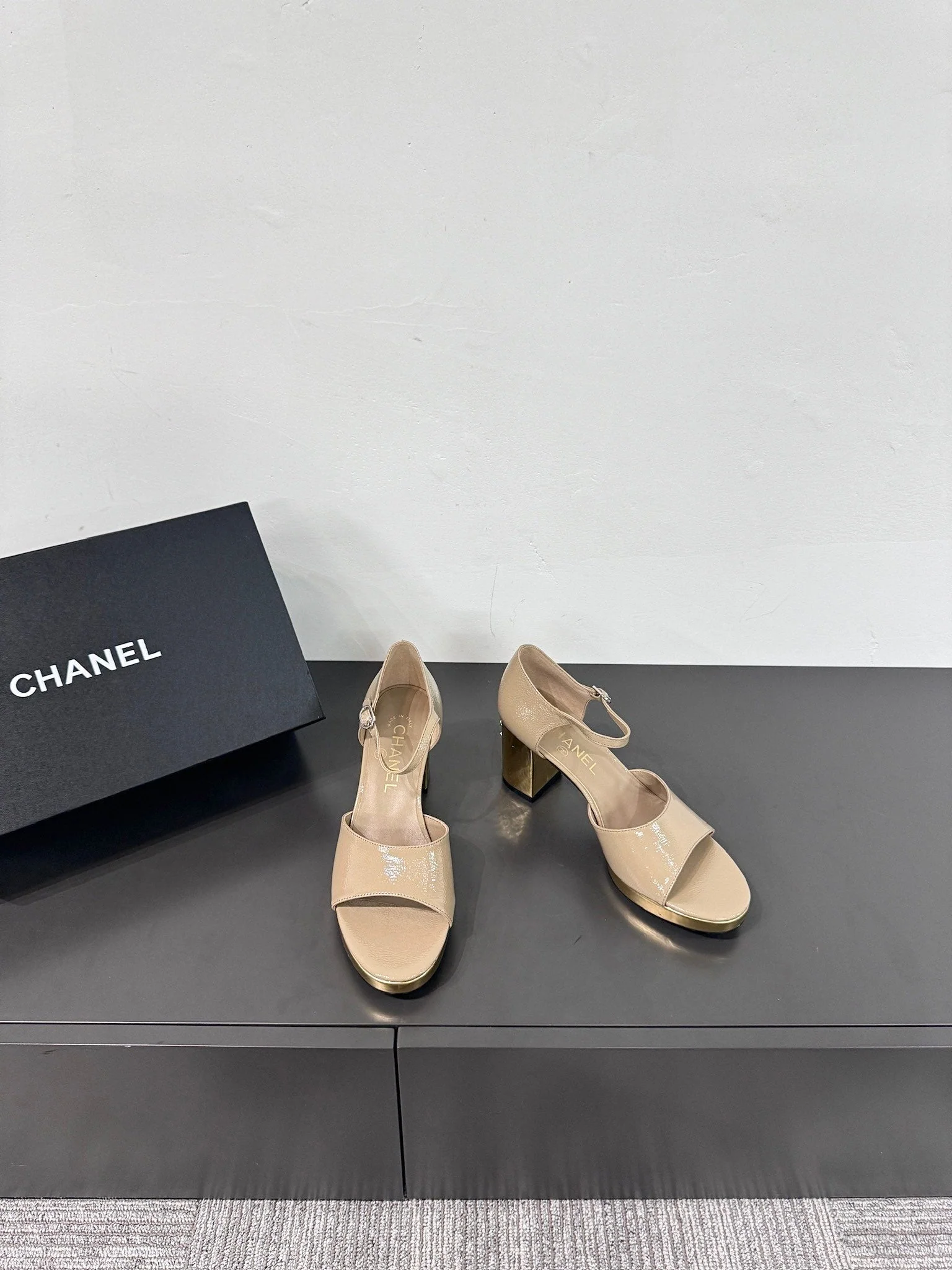 BLOCK HEEL SANDALS BEIGE SHEEPSKIN