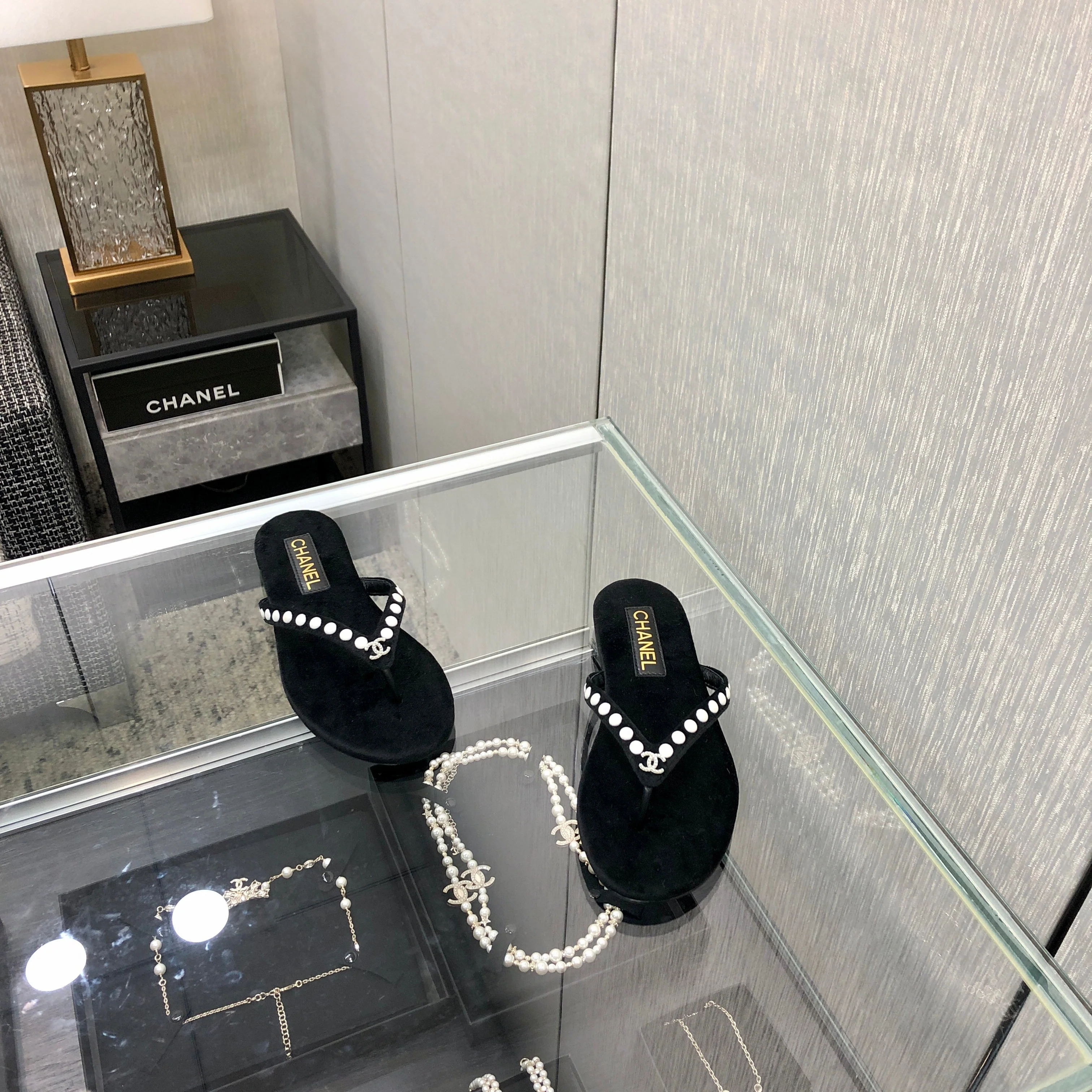 THONG SLIDE IN BLACK SUEDE WITH WHITE DOT