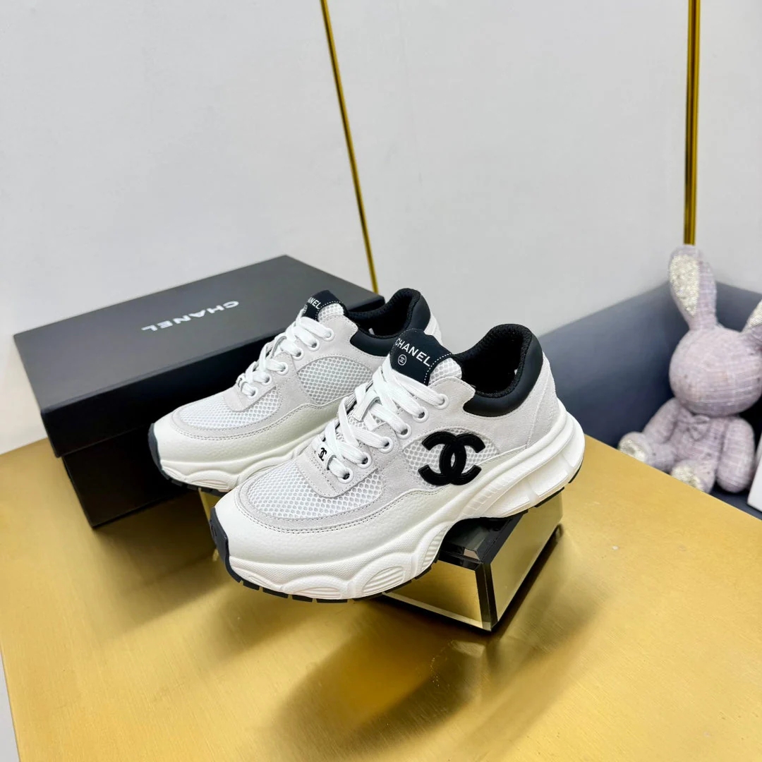 SNEAKER IN PALE GRAY SUEDE WITH BLACK LOGO AND MESH