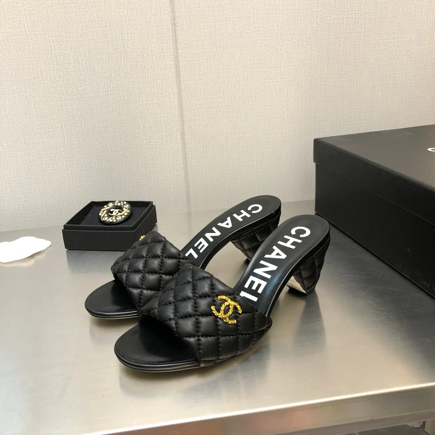 DIAMOND-QUILTED 6 CM SANDALS IN BLACK LAMBSKIN