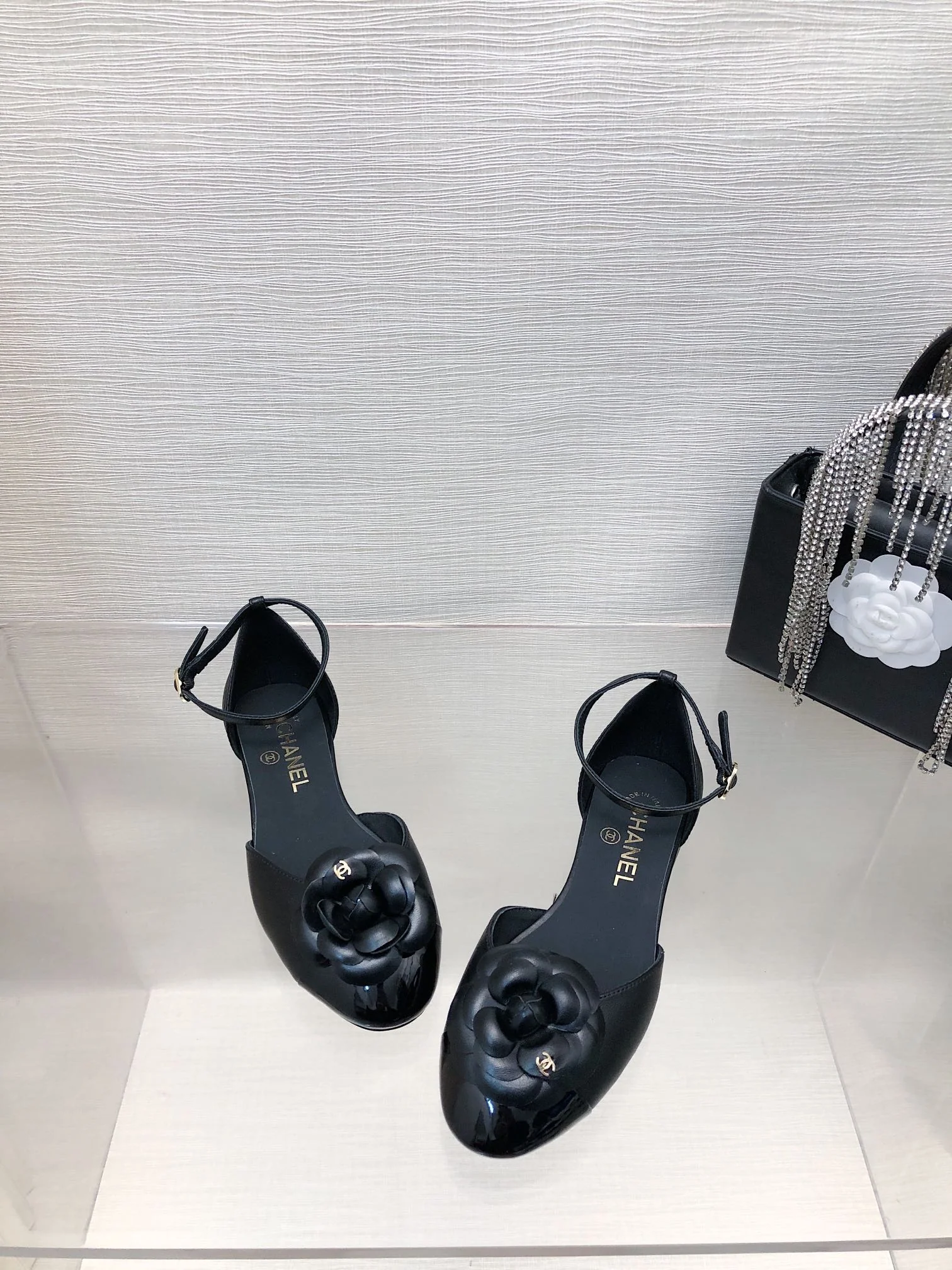 BLACK LAMBSKIN CAMELLIA HOLLOW SANDAL