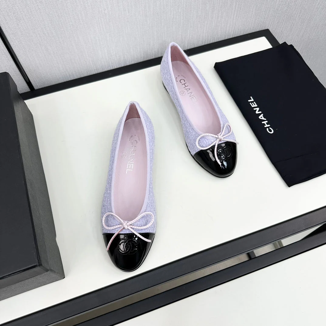 BALLET FLATS IN POWDER BLUE TWEED AND BLACK CALFSKIN
