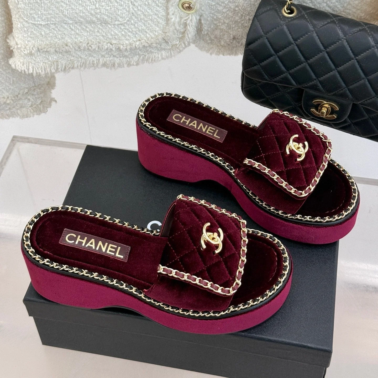 THICK-SOLED CHAIN HEART SLIPPER IN PLUM PURPLE VELVET