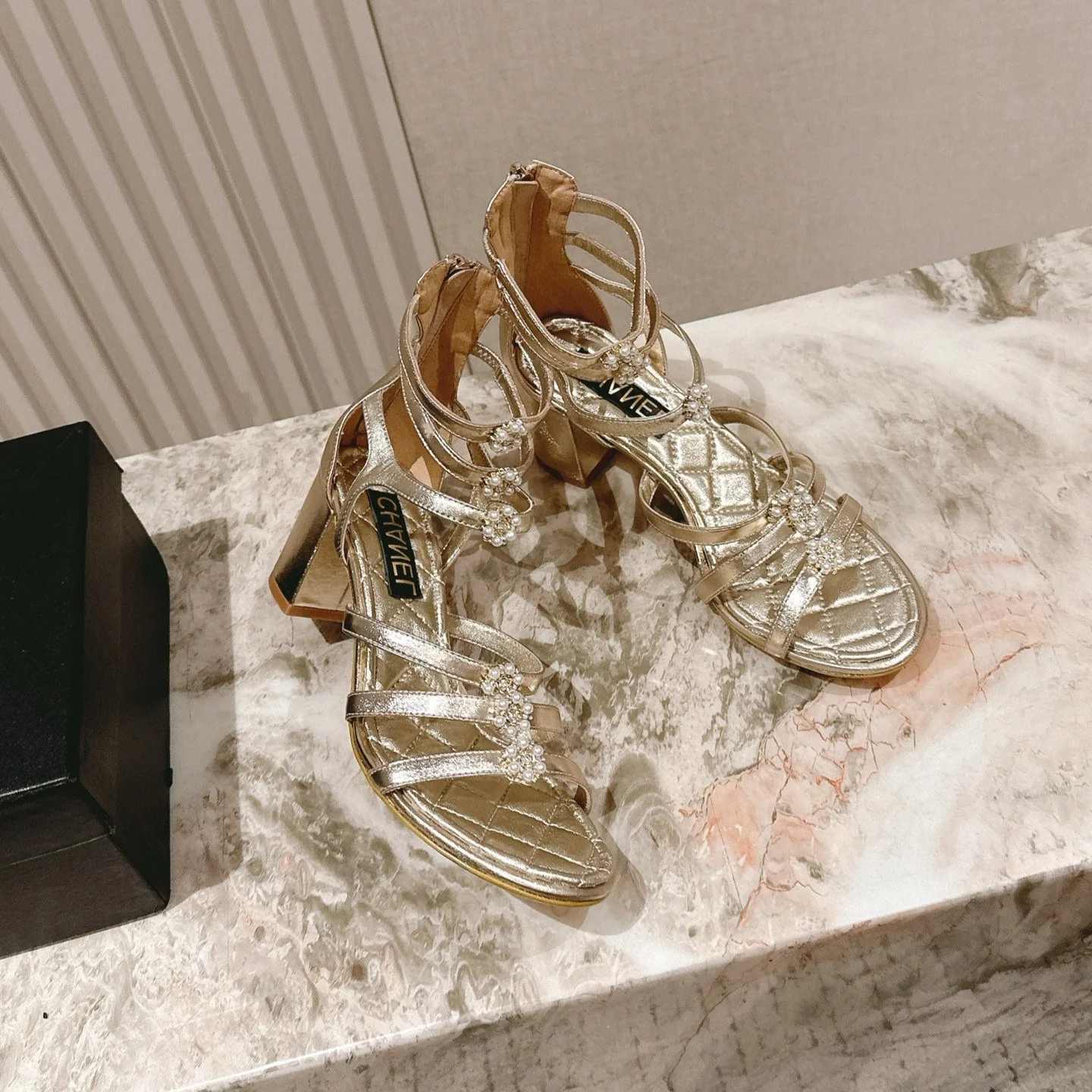 CC HIGH SANDAL 25S IN GOLD LAMBSKIN PEARL FLOWERS