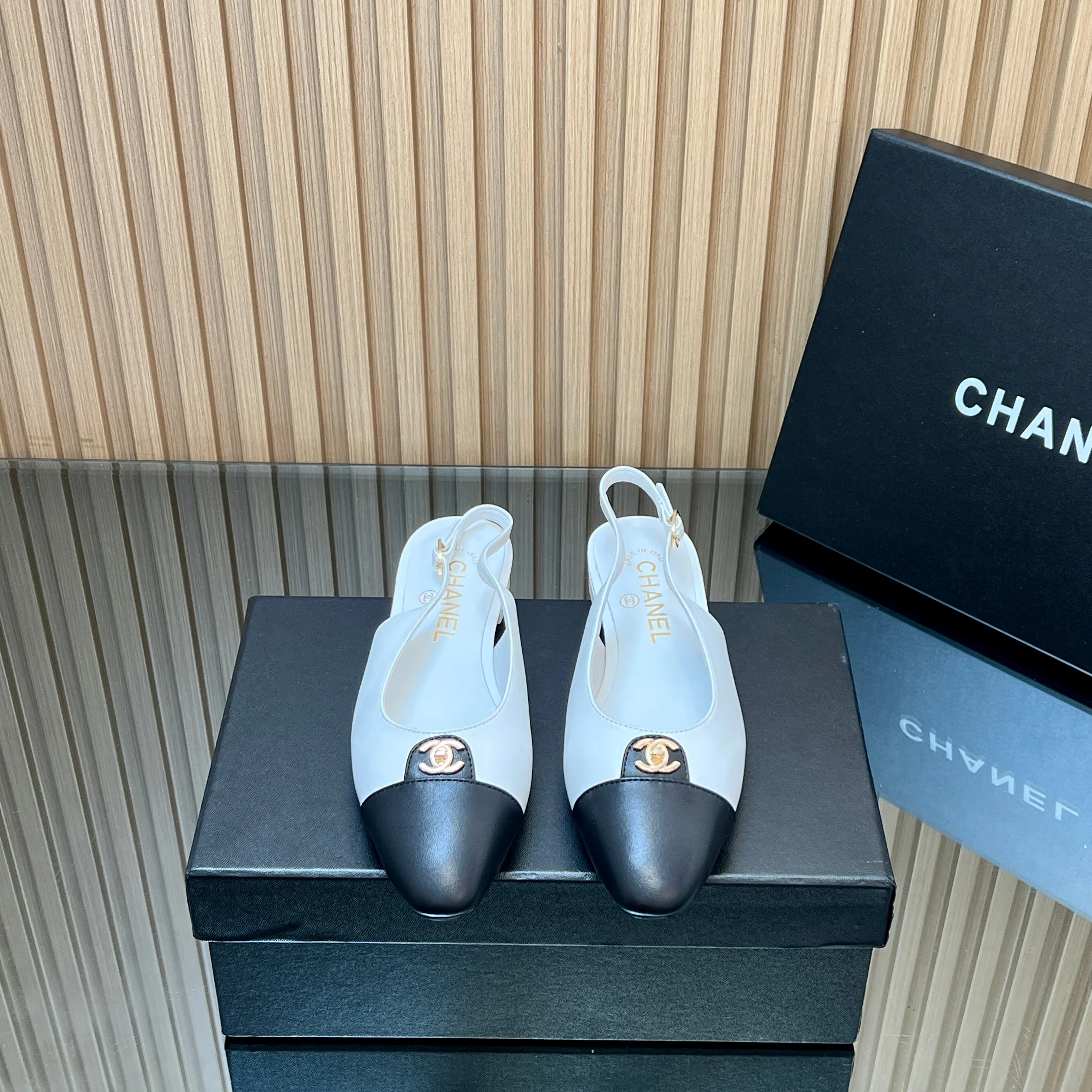 CHANEL 25S SLINGBACK FLATS IN WHITE CALFSKIN GOLD HARDWRE