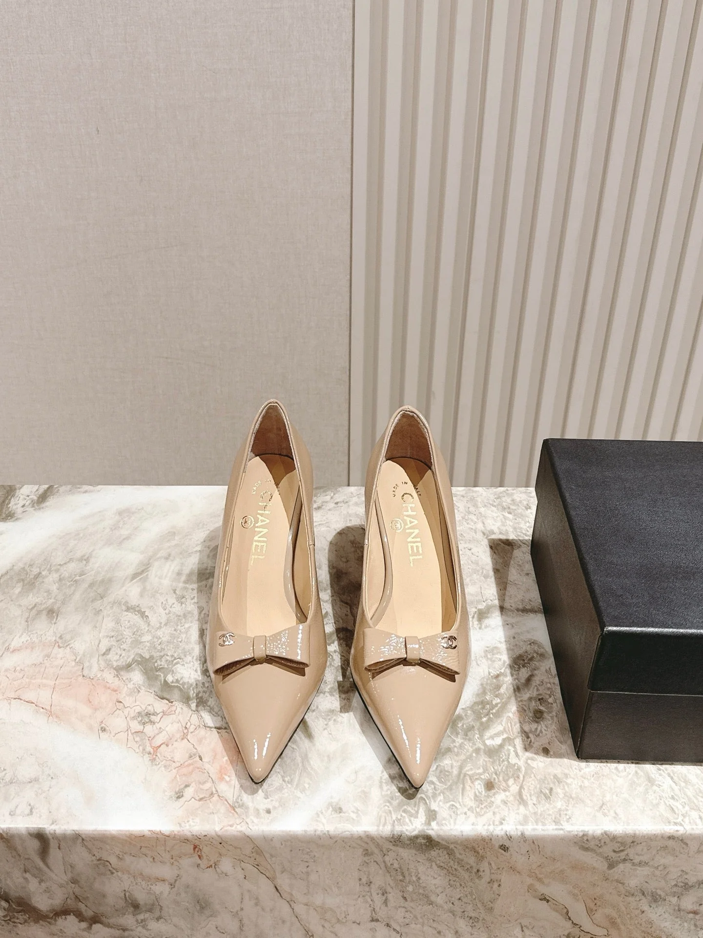 CC HIGH HEEL PUMPS 25S IN BEIGE LAMBSKIN WITH BOW ATTACHED