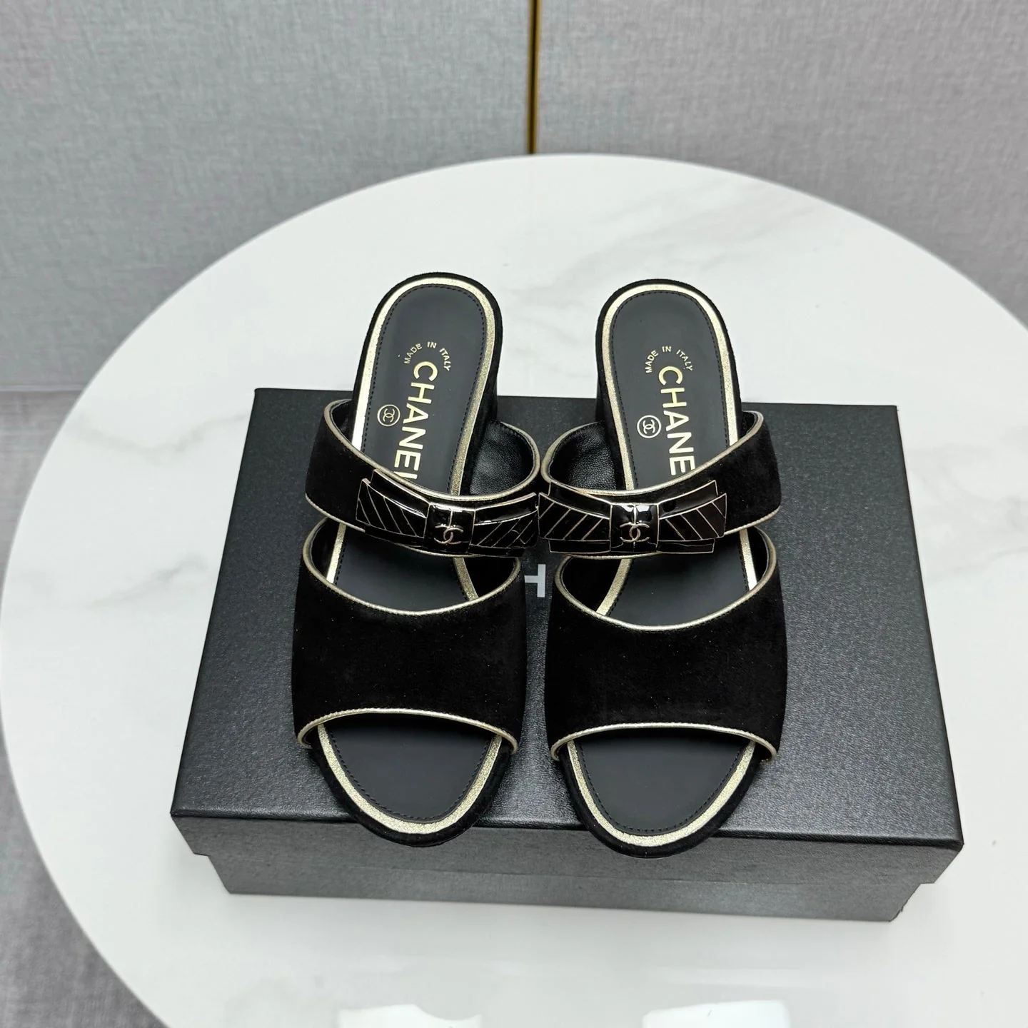 CC DOUBLE-STRAP HEELS 25S IN BLACK SUEDE