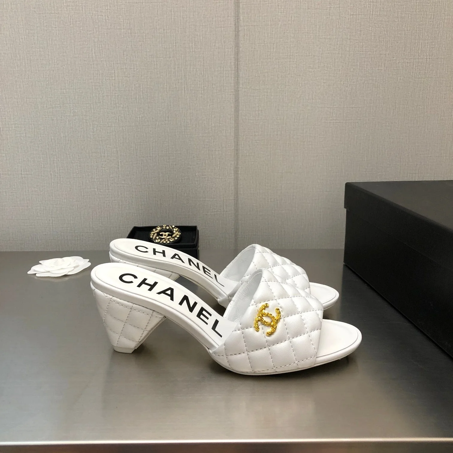 DIAMOND-QUILTED 6 CM SANDALS IN WHITE LAMBSKIN