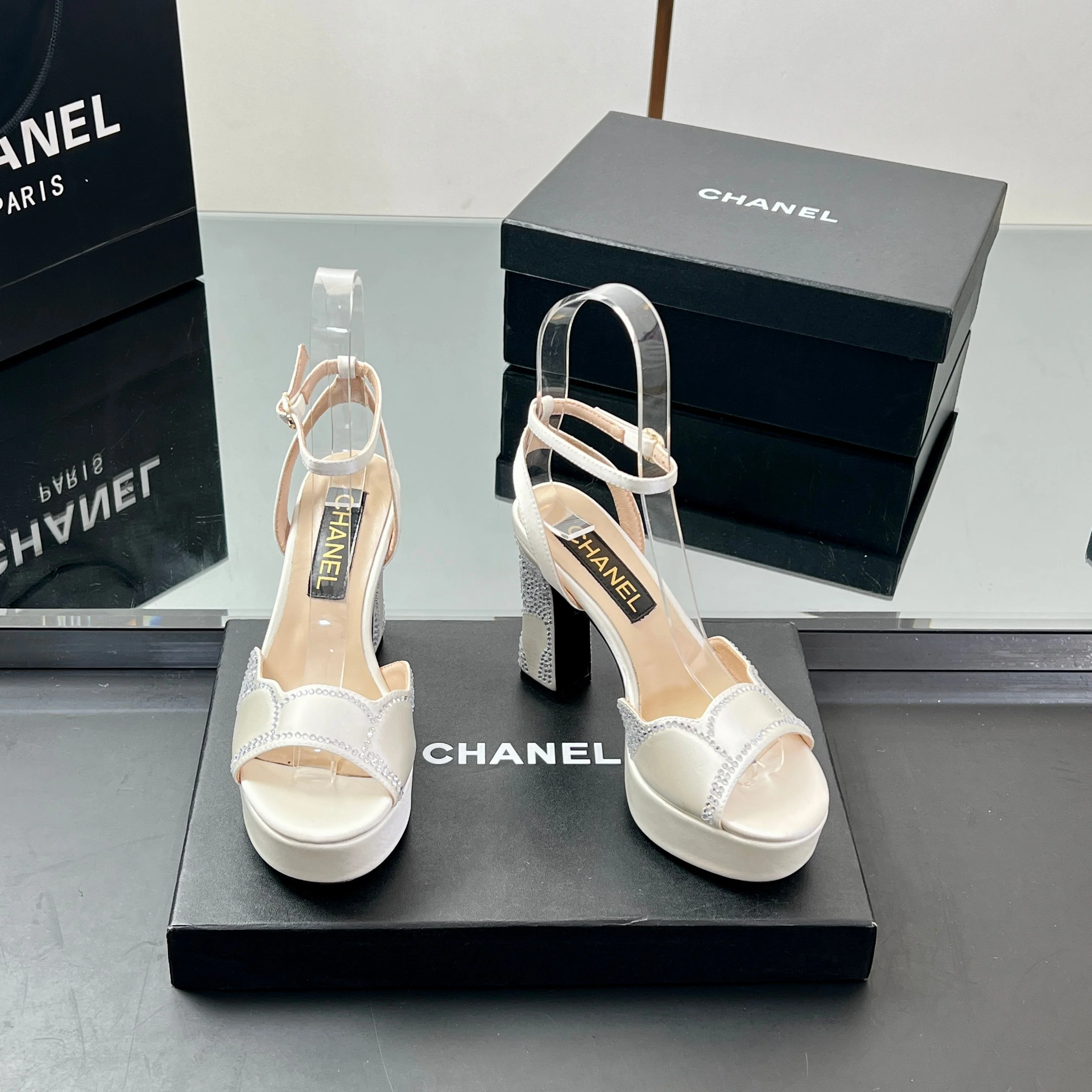 HIGH HEELS SANDAL 90 MM IN WHITE CALFSKIN AND STONE