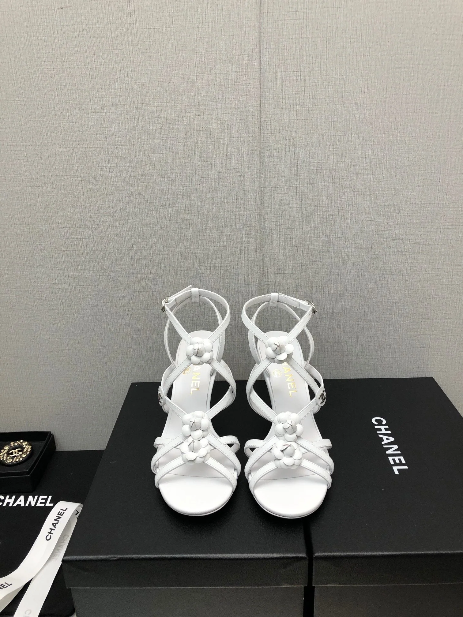 FLORAL HIGH HEEL SANDAL IN WHITE LAMBSKIN