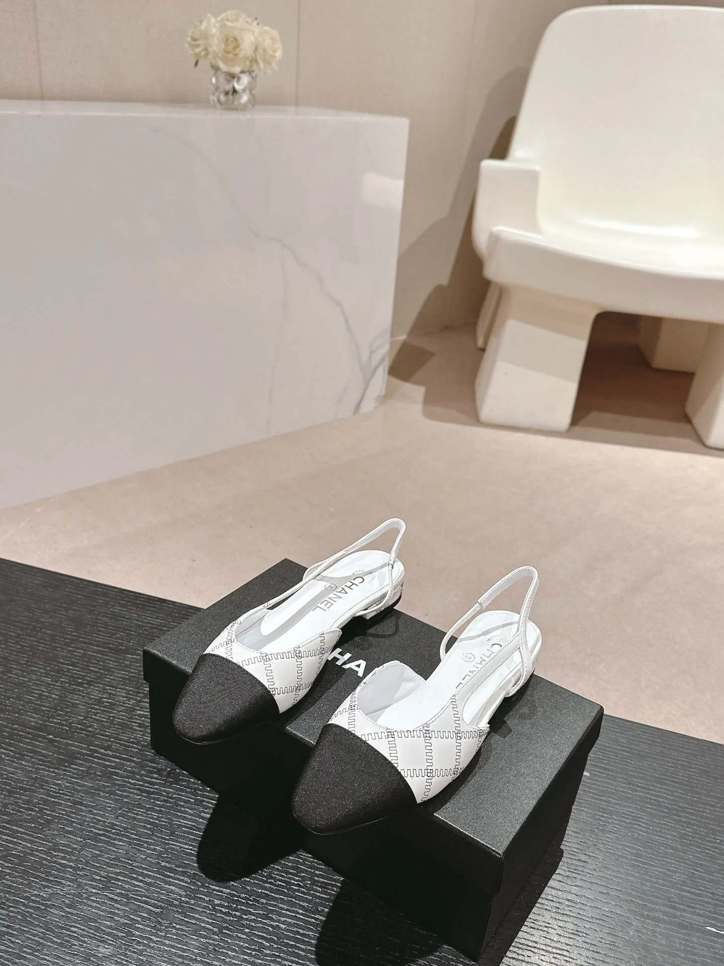 SLINGBACKS IN WHITE LAMBSKIN AND BLACK SATIN
