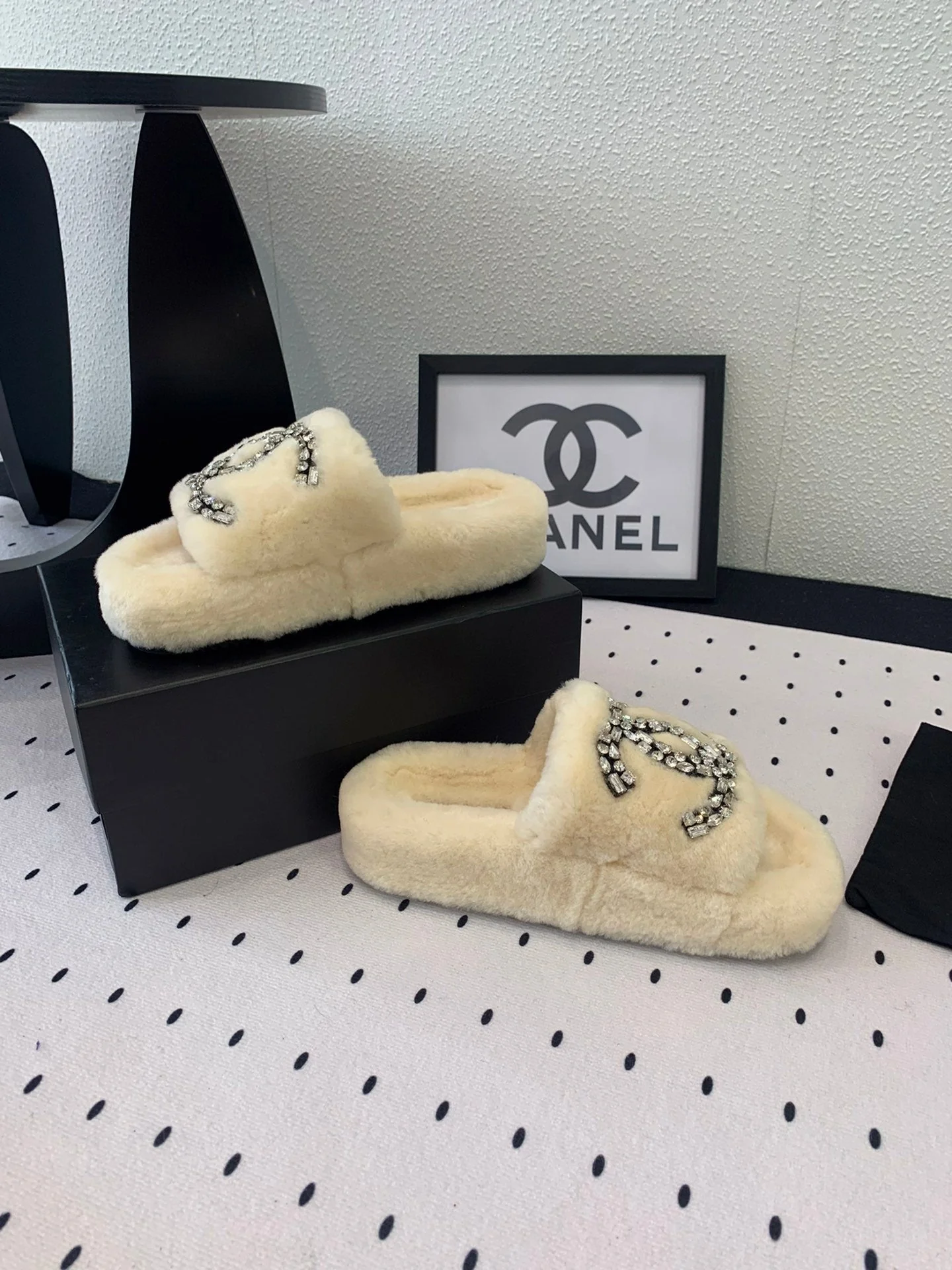 THICK-SOLED SLIPPERS IN WHITE SHEEP WOOL