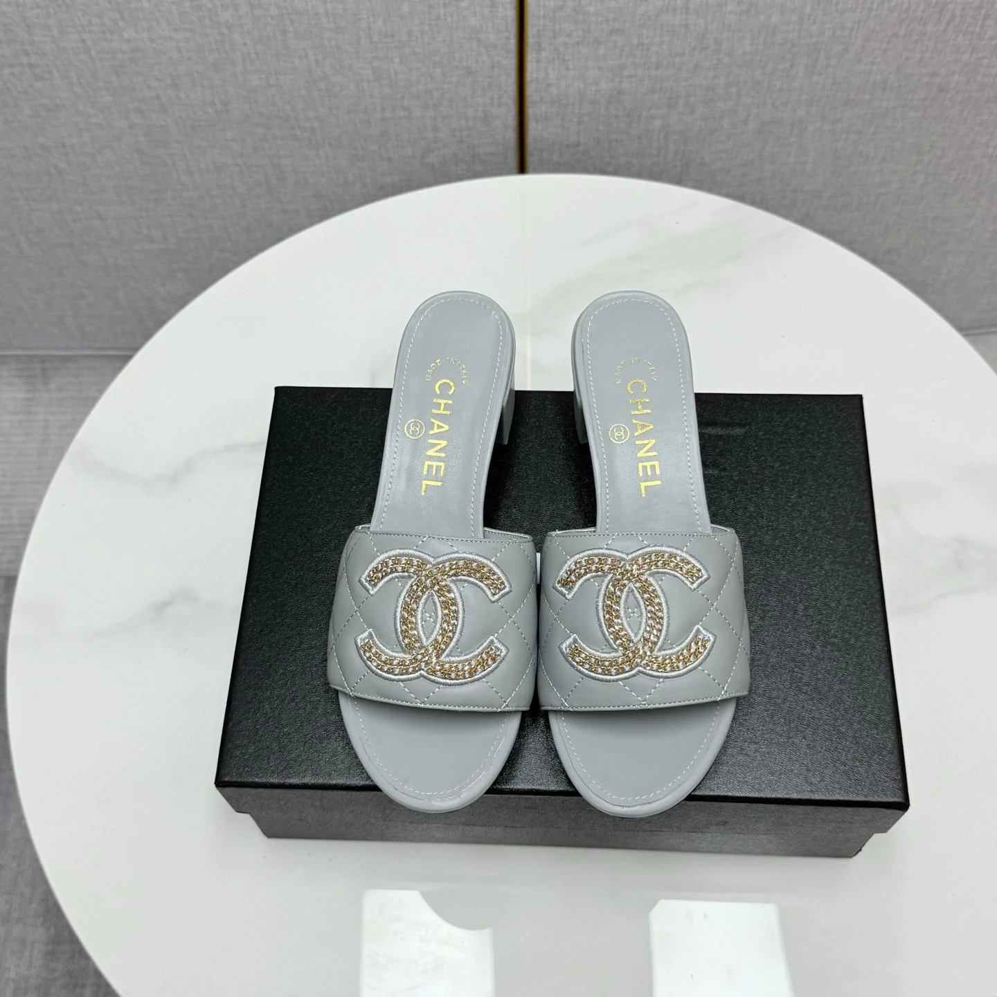 CC HIGH HEEL 25S IN DUSTY BLUE GREY CALFSKIN WITH LOGO