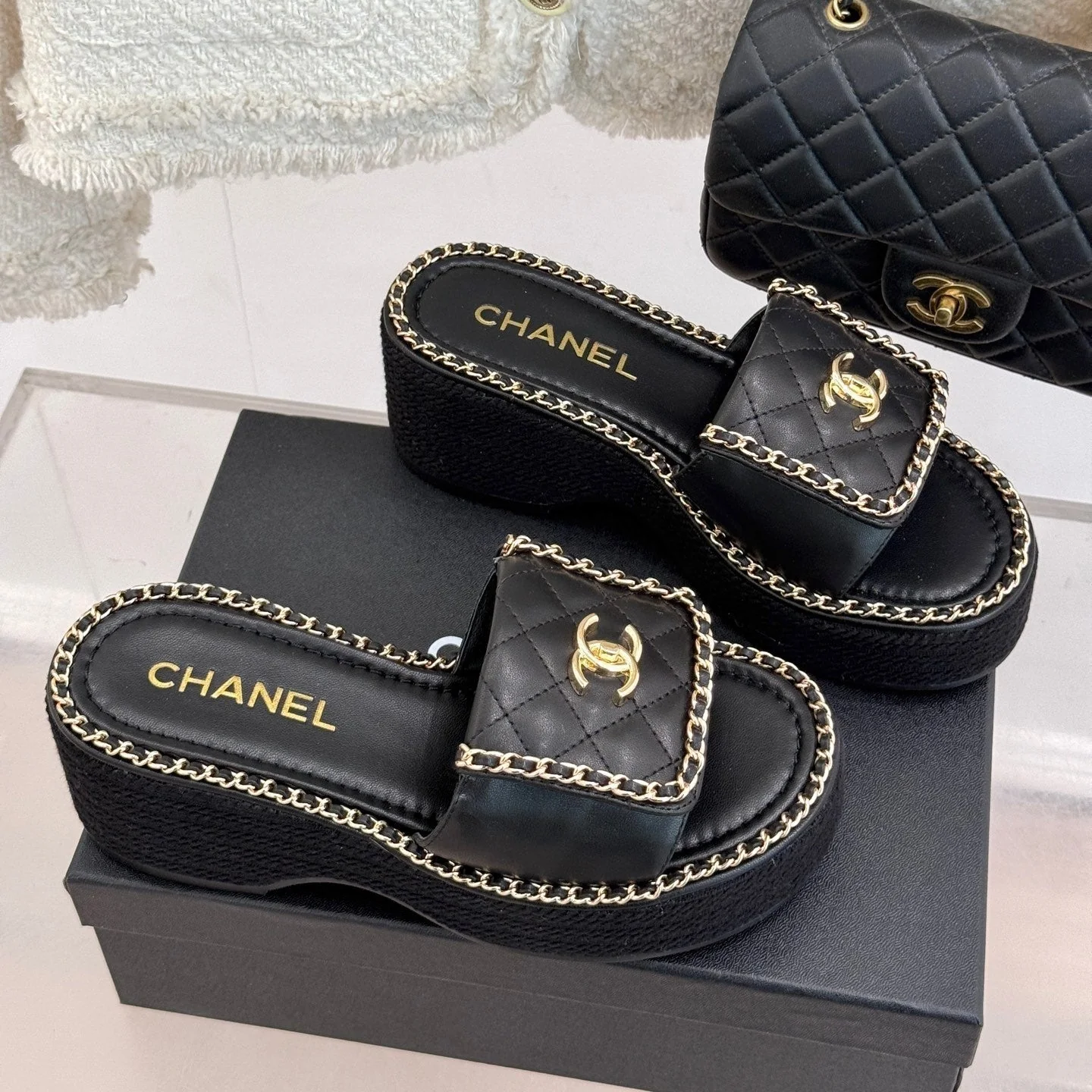 THICK-SOLED CHAIN HEART SLIPPER IN BLACK LAMBSKIN