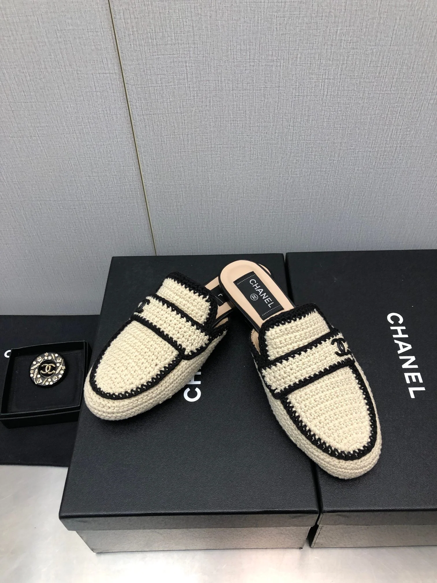 HALF-MULES IN CREAM WOOL WOVEN