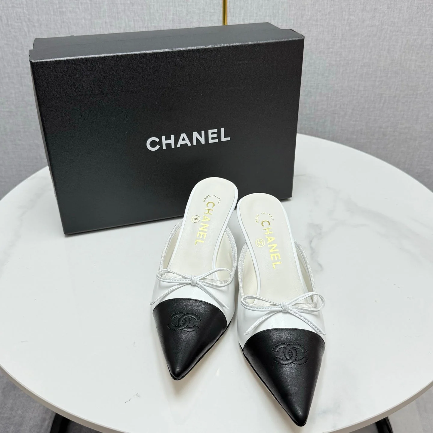CC HEEL MULES 25S IN BLACK AND WHITE LAMBSKIN WITH BOW