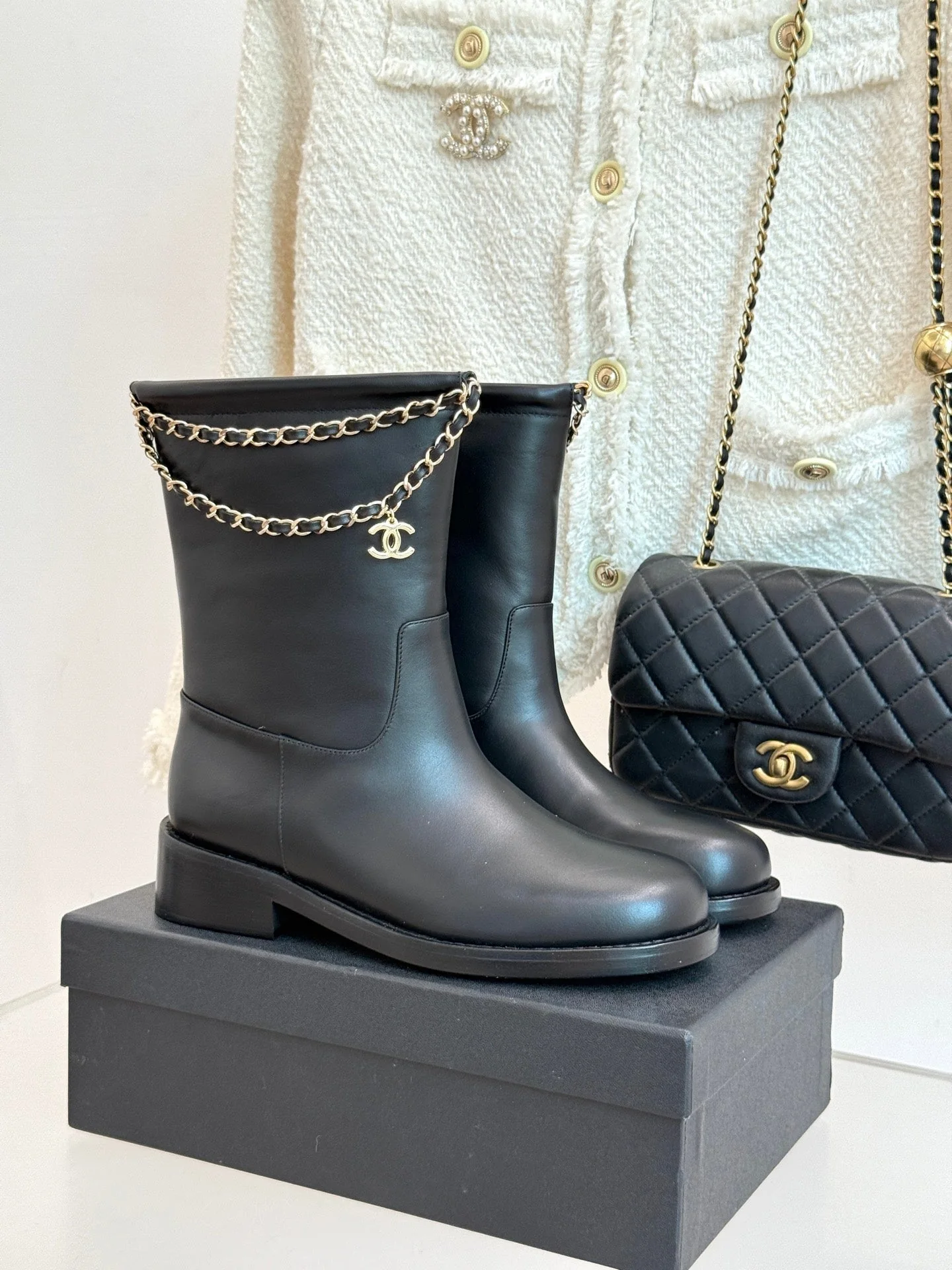 CC SHORT BOOTS IN BLACK CALFSKIN