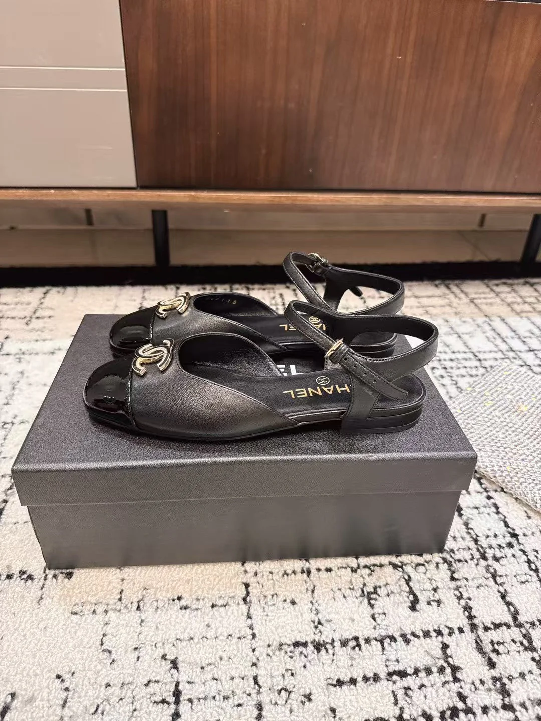 FLAT SLINGBACKS IN BLACK CALFSKIN