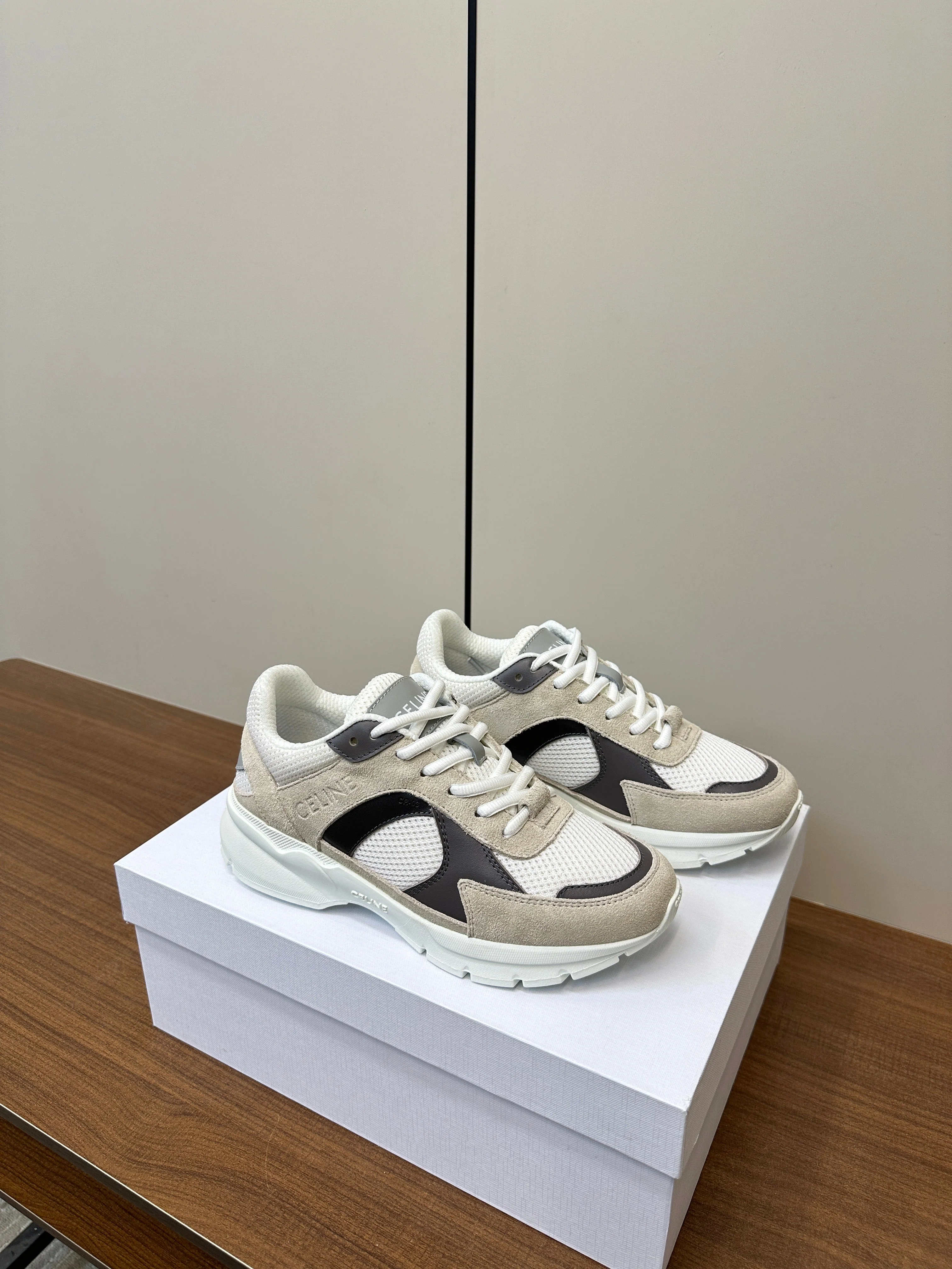 RUNNER CR-03 LOW LACE-UP PALE GRAY SUEDE AND BLACK CALFSKIN