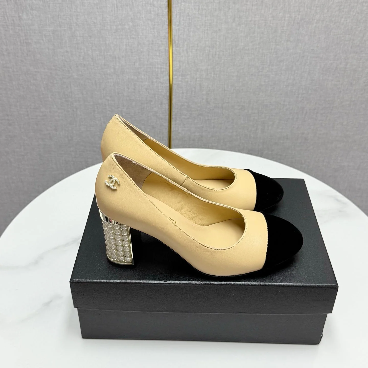 CC HIGH HEEL 25S IN BEIGE LAMBSKIN AND BLACK SUEDE WITH PEARL HEEL STYLE 1
