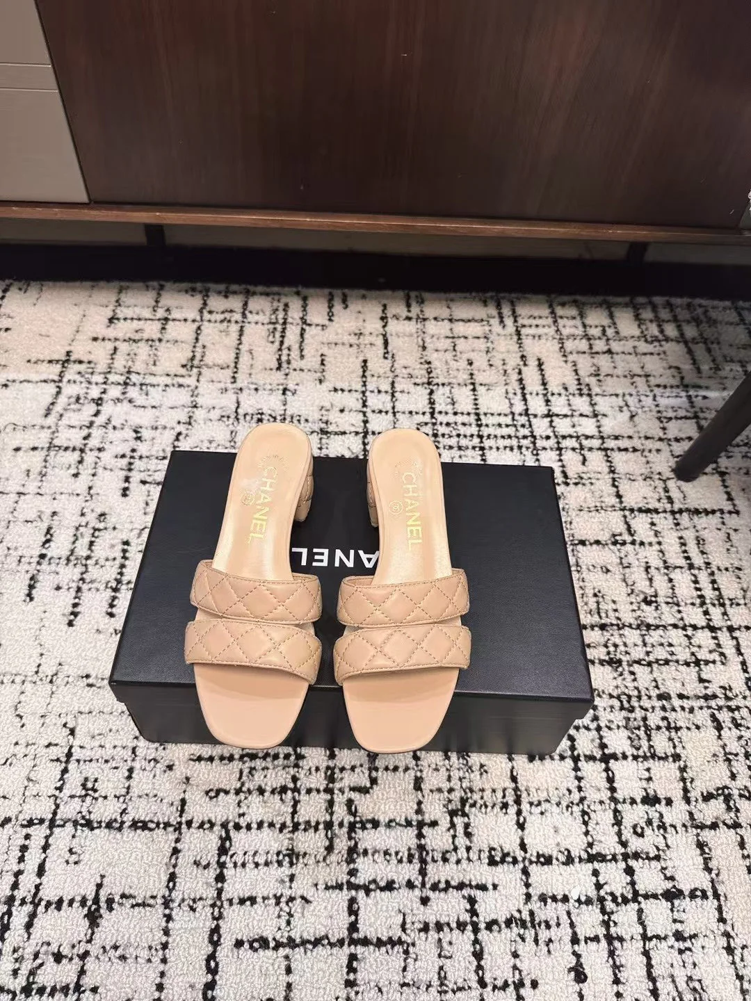 MID HEEL MULES IN MACAROON BEIGE SHEEPSKIN
