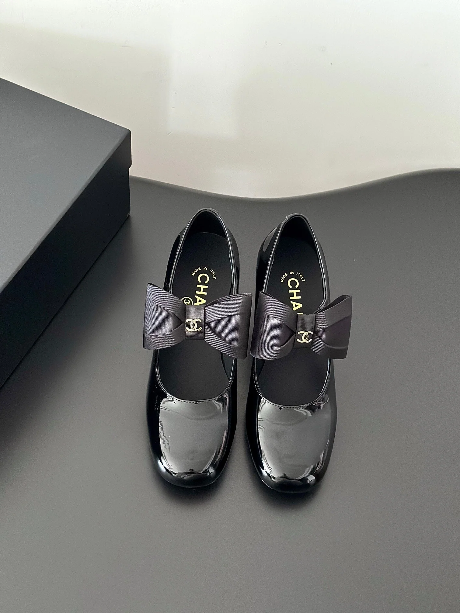 CC MARY JANE PUMPS PATENT CALFSKIN GROSGRAIN BLACK