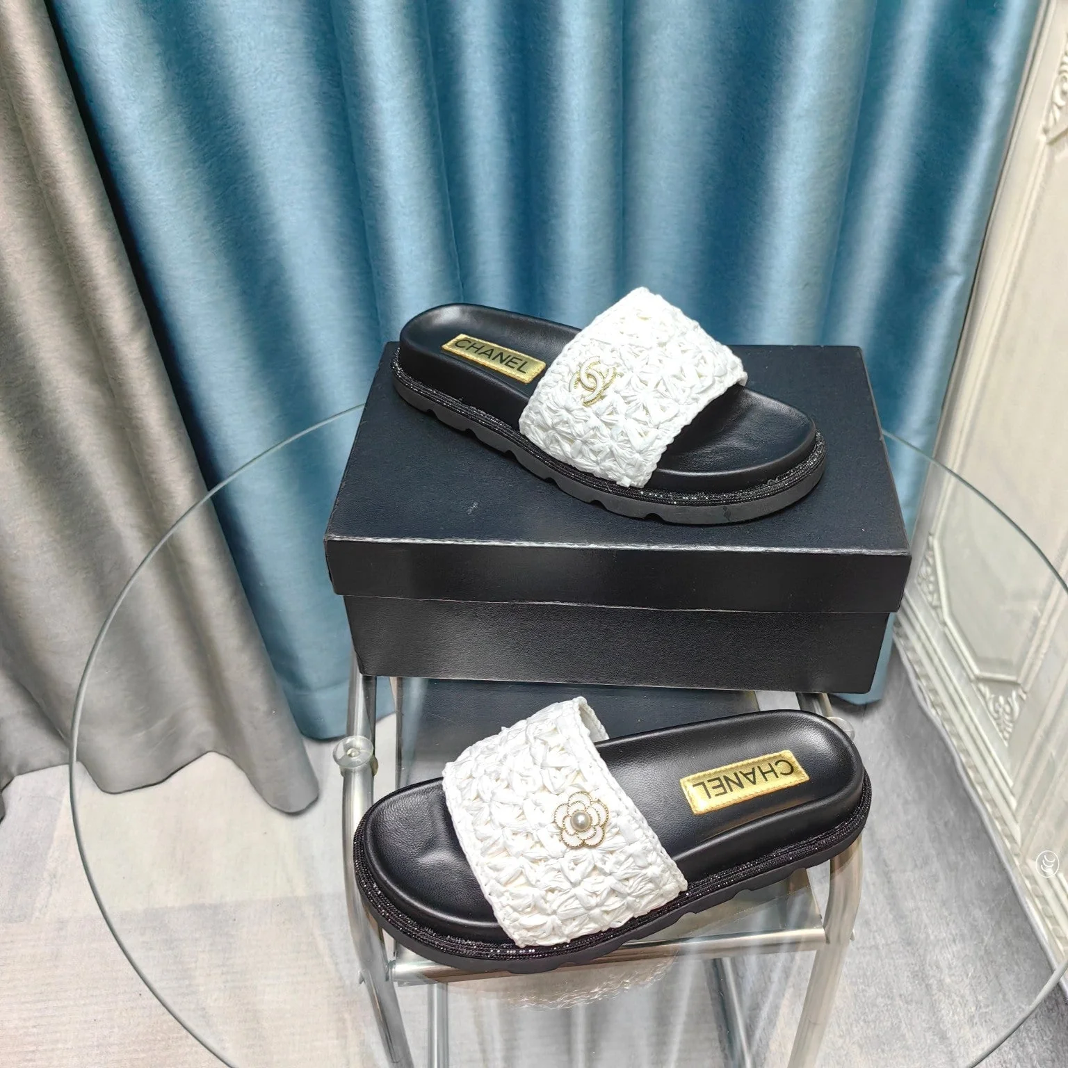 KNIT SLIPPERS IN LIGHT PINK WOVEN SATIN AND BLACK SHEEPSKIN