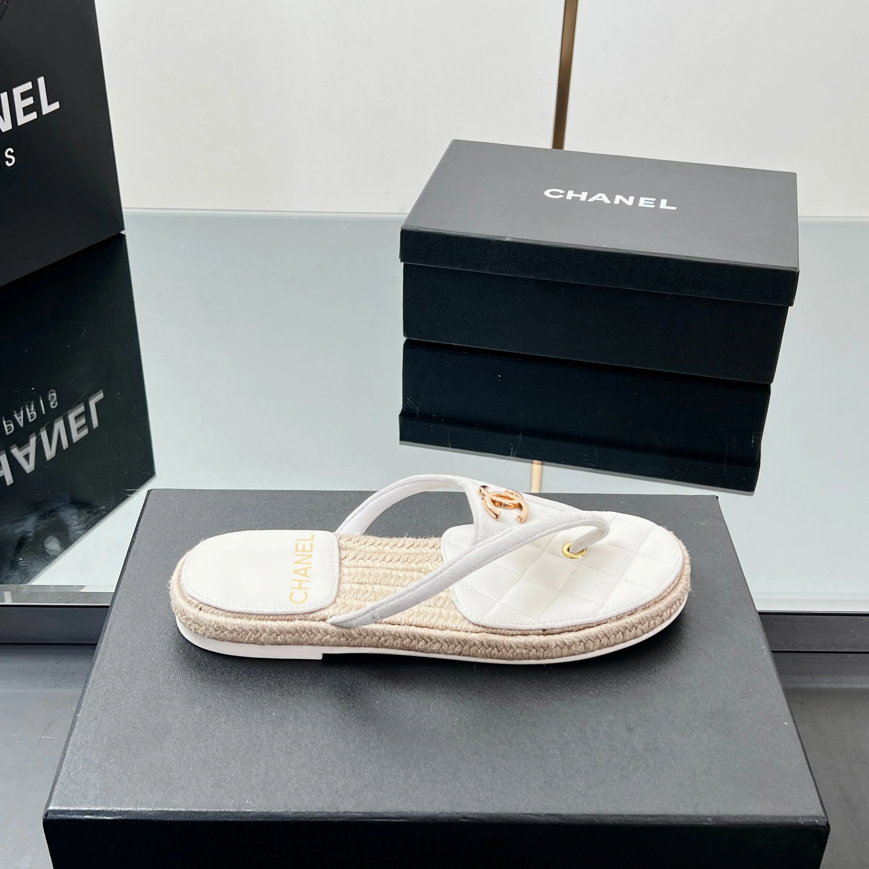 FLIP-FLOPS IN WHITE LAMBSKIN WITH RAFFIA