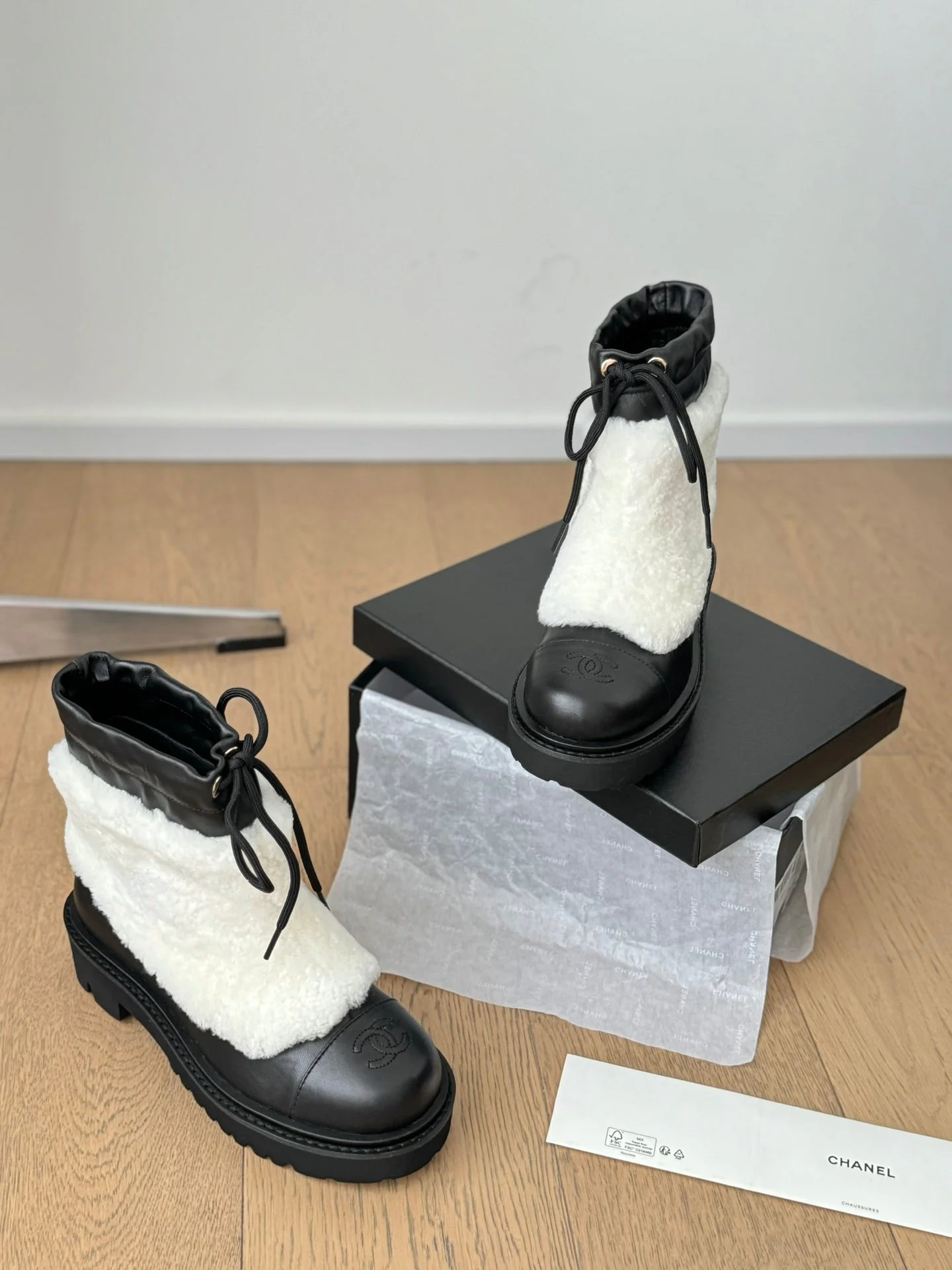 CC CHUNKY BOOTS IN WHITE SMOOTH FLEECE AND BLACK CALFSKIN