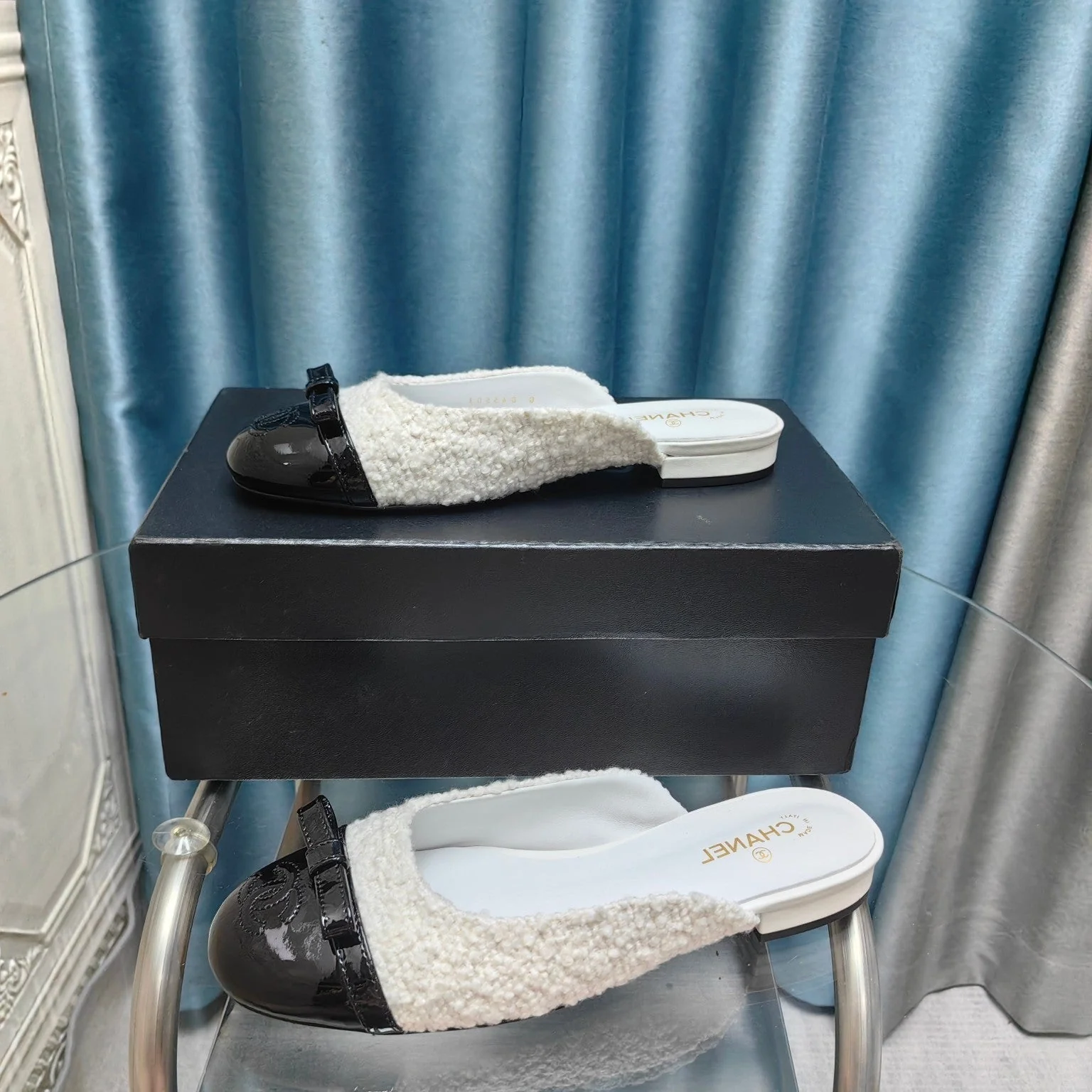 MULE IN WHITE TWEED AND BLACK LAMBSKIN