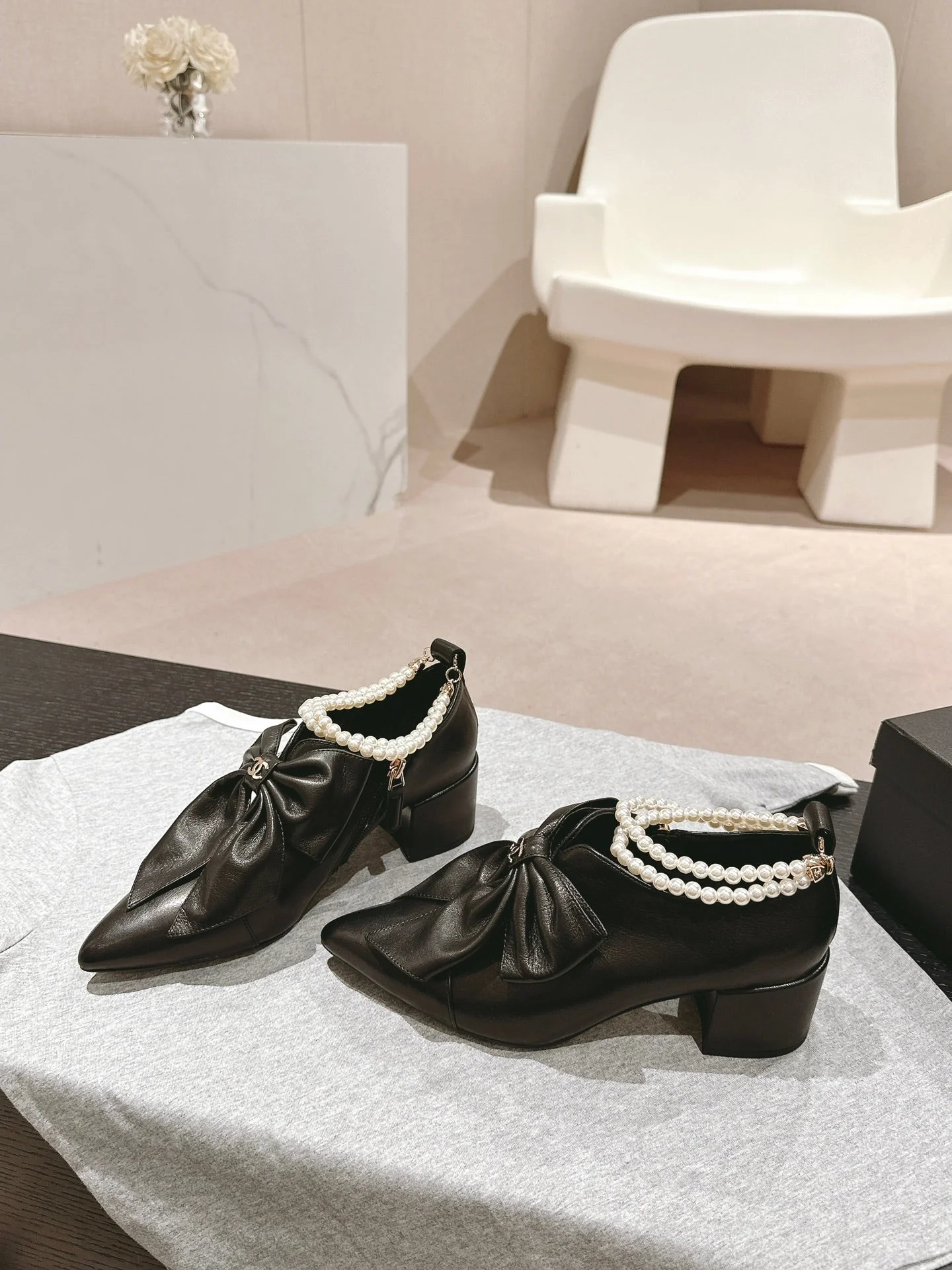 SHORT BOOTS IN BLACK SHEEPSKIN WITH BOW