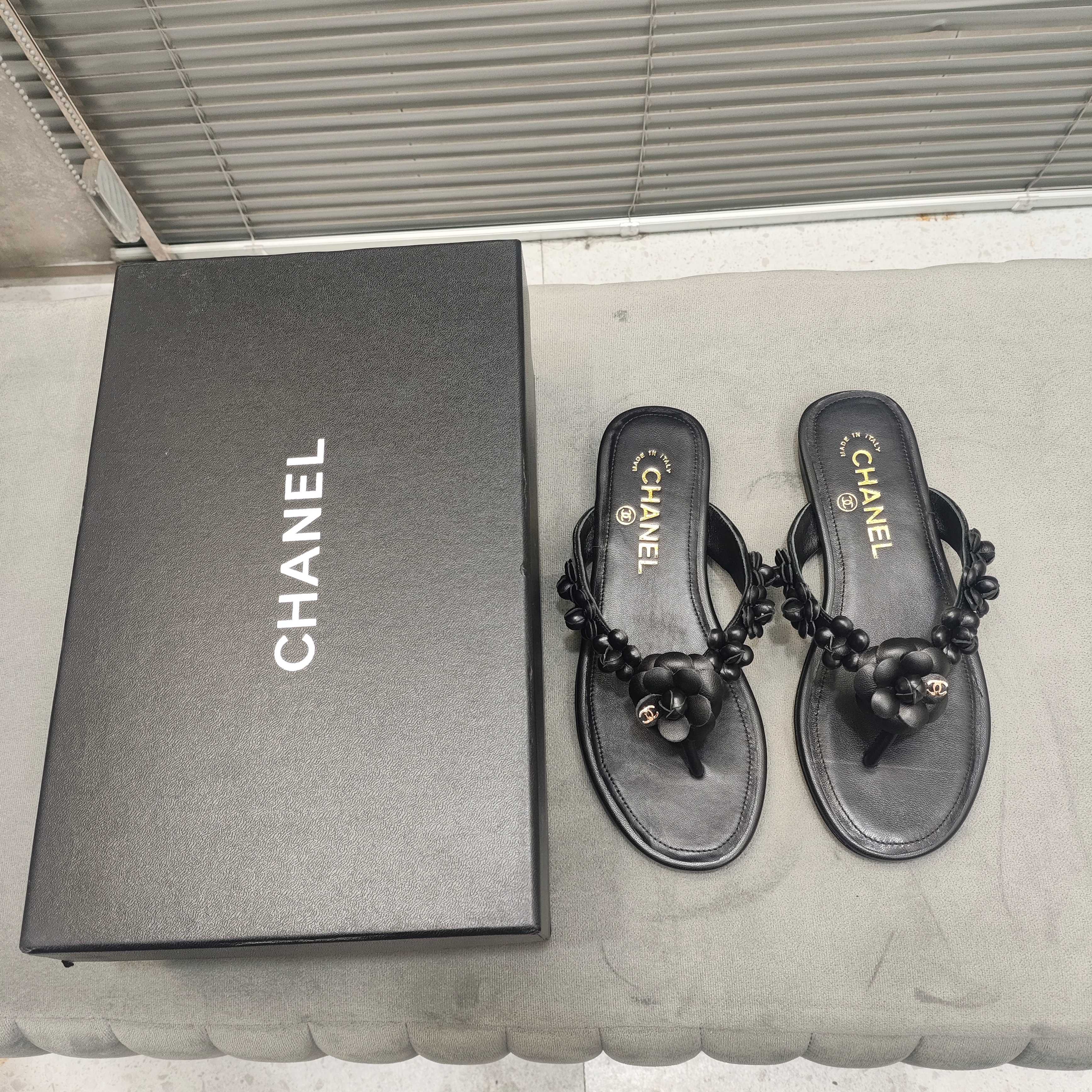 THONG SLIPPERS CAMELLIA IN BLACK SOFT LEATHER