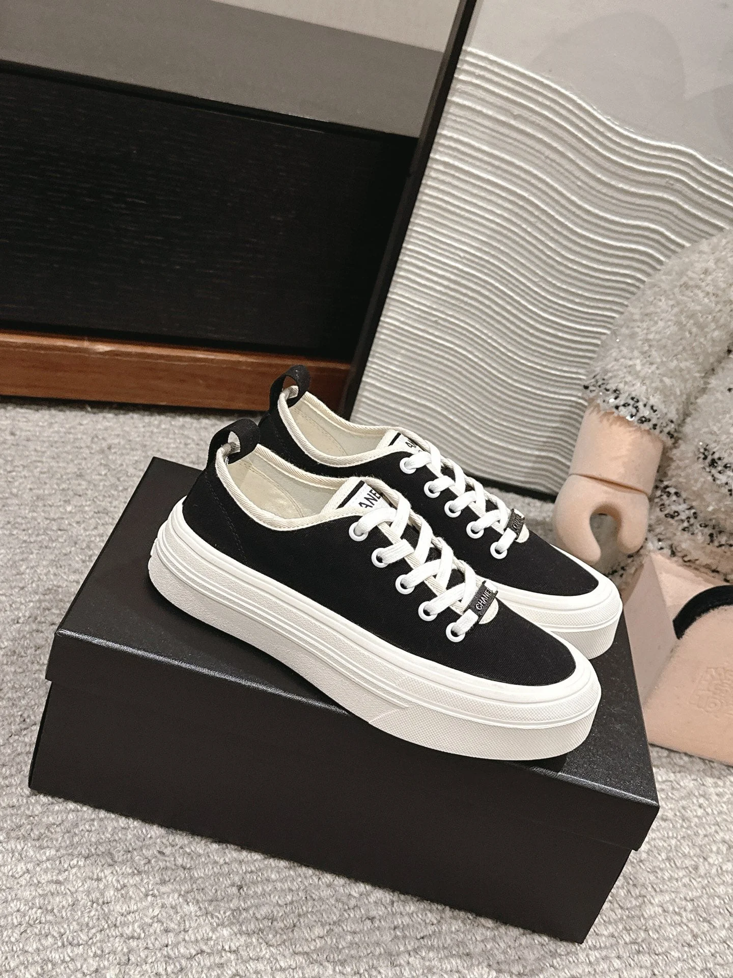 LACE-UP SNEAKERS IN BLACK CANVAS