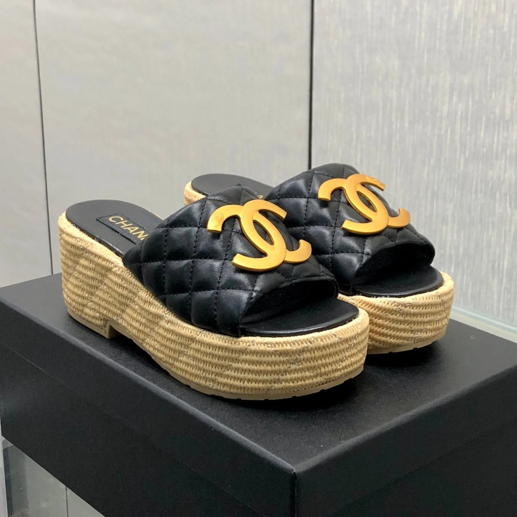 THICK SOLE WEDGE SLIPPERS IN BLACK LAMBSKIN AND BEIGE RUBBER