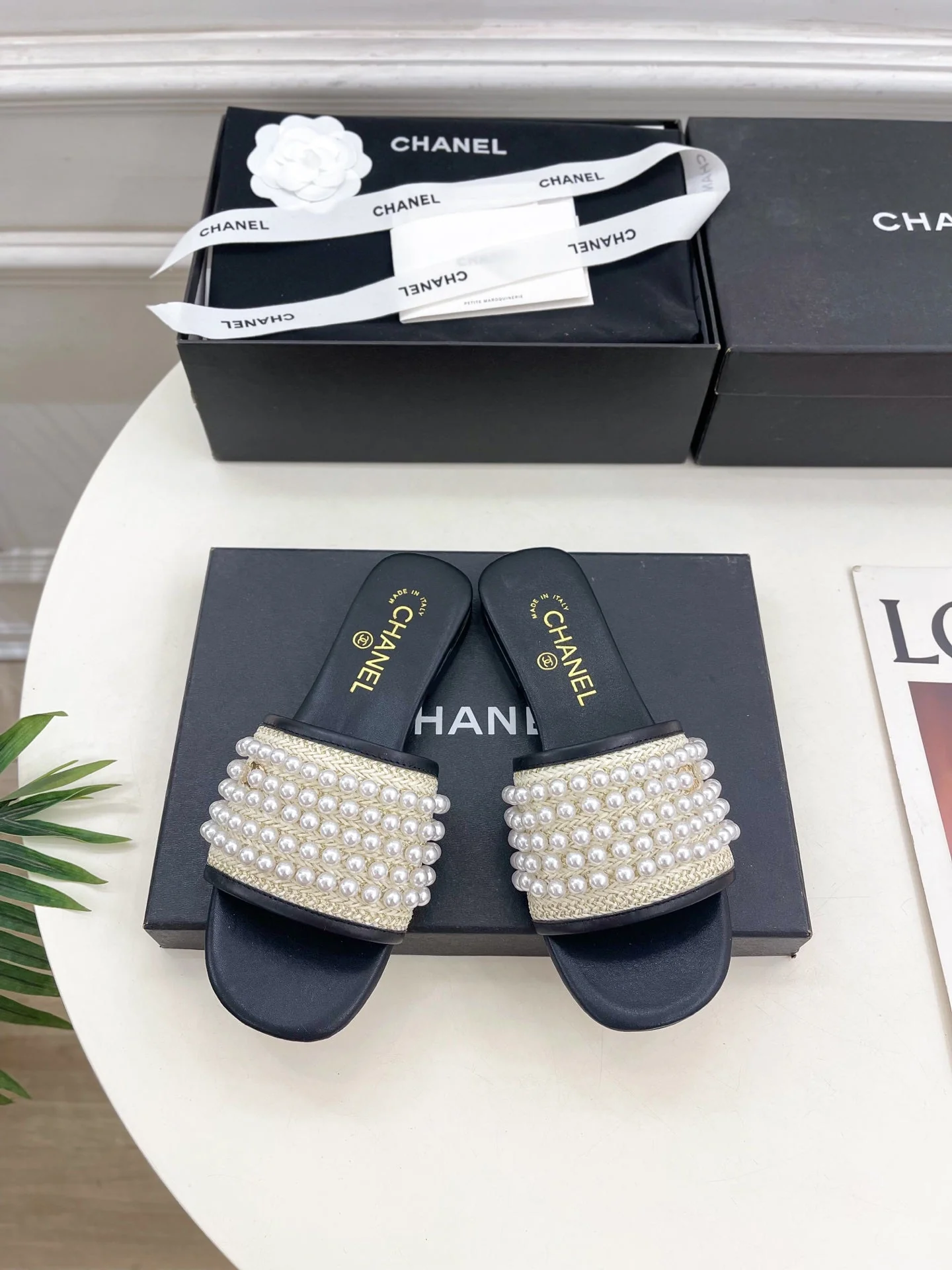FLAT SLIDE IN BLACK CALFSKIN WITH PEARLS