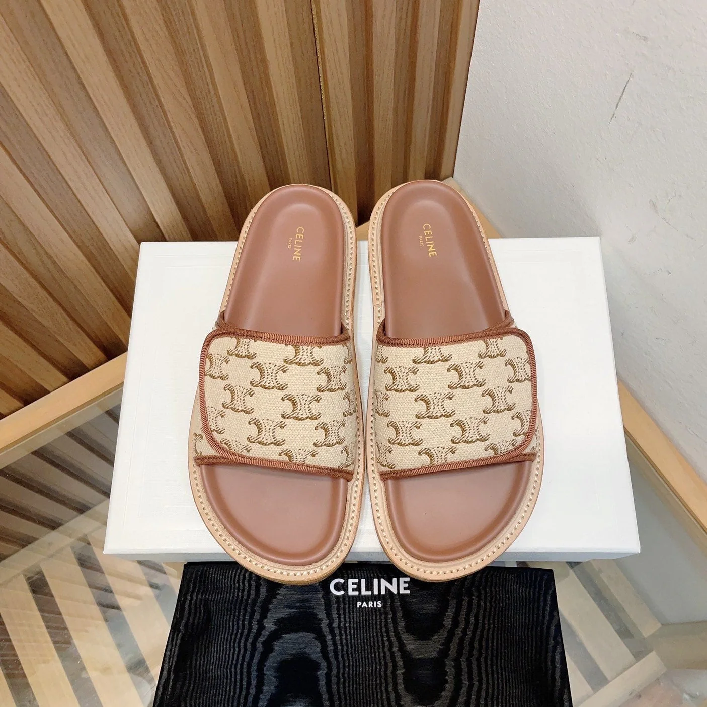 super hot pair of sandals Caramel Brown