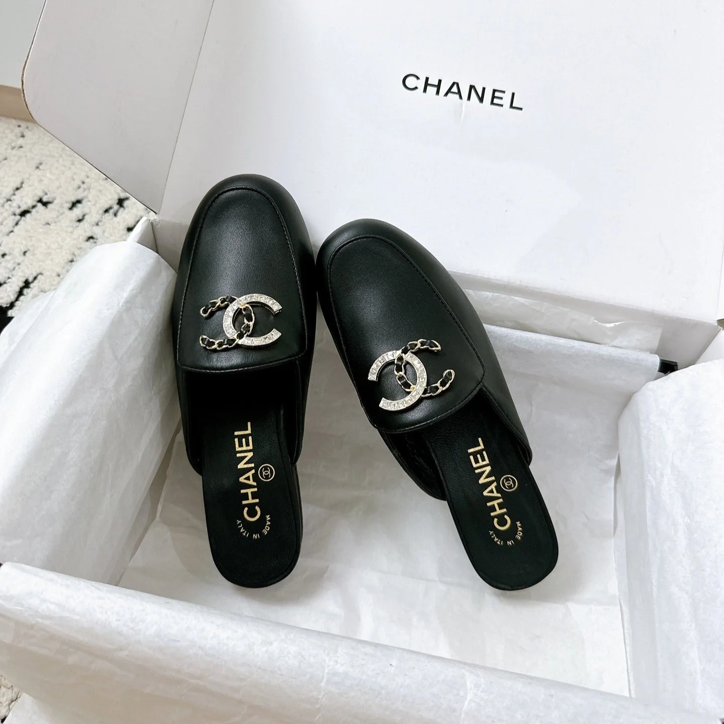 CC FLAT MULE IN BLACK CALFSKIN HARDWARE WITH ROCK MIX CHAIN