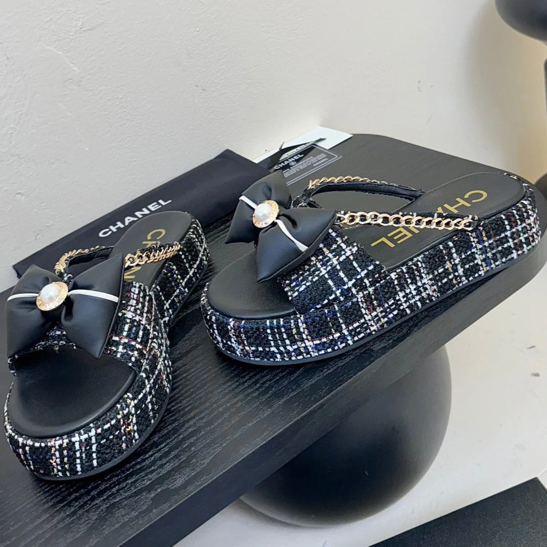 PLATFORM FLIP-FLOPS IN BLACK TWEED FABRIC
