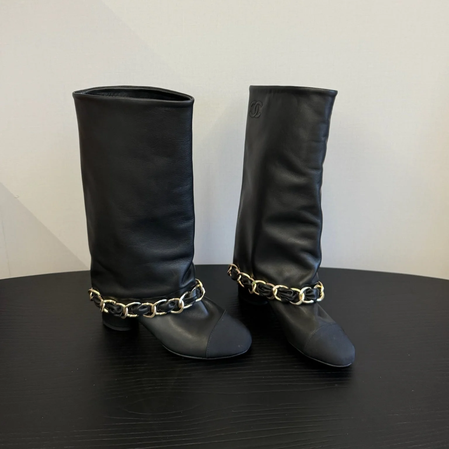 CC BOOTS IN BLACK CALFSKIN WITH CHAIN