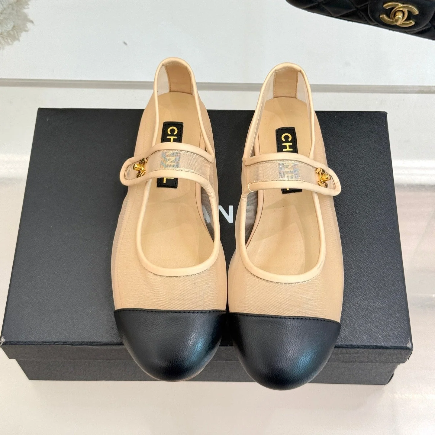 FLAT SHOES IN BEIGE MESH AND BLACK LAMBSKIN