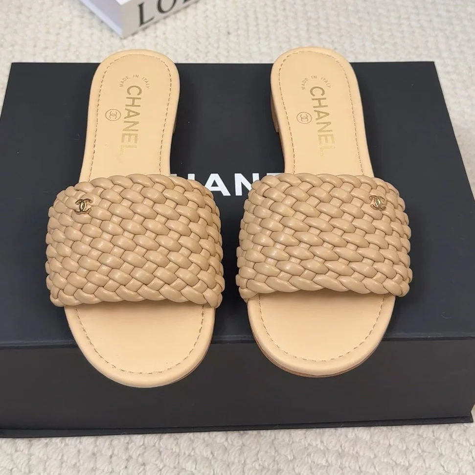 FLAT SLIDES IN FLAX YELLOW LAMBSKIN