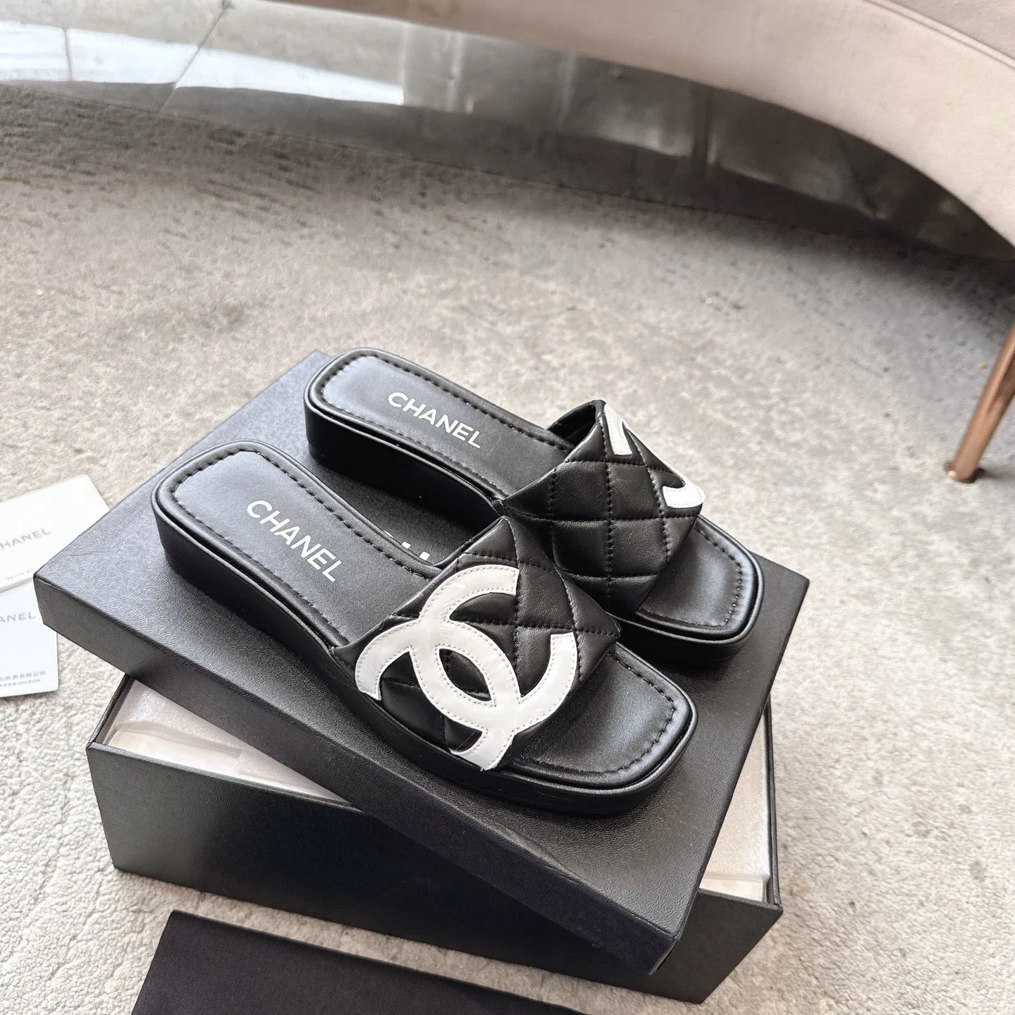 SLIPPERS IN BLACK CALFSKIN QUILTED