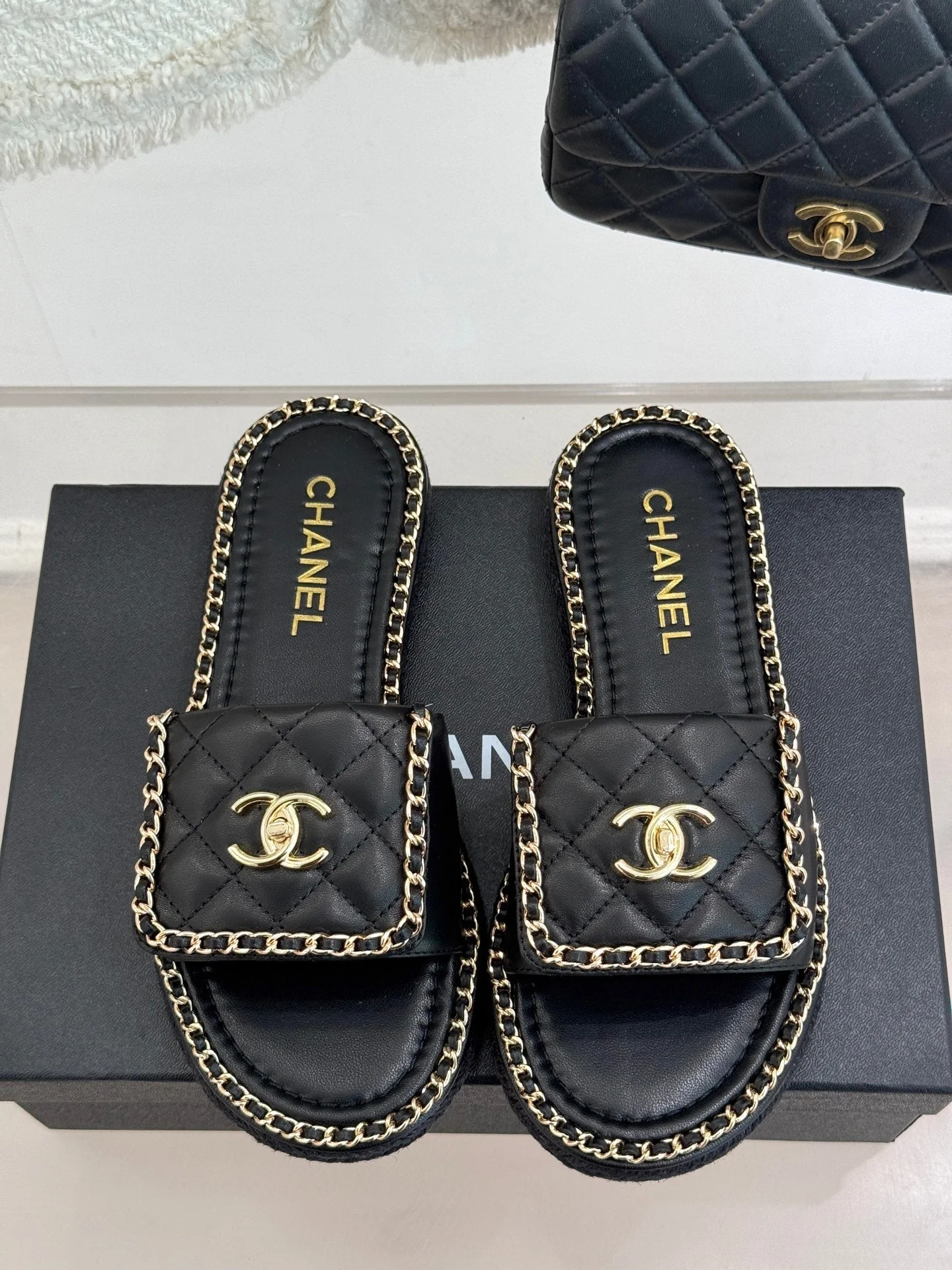 FLAT CHAIN HEART SLIPPER IN BLACK LAMBSKIN