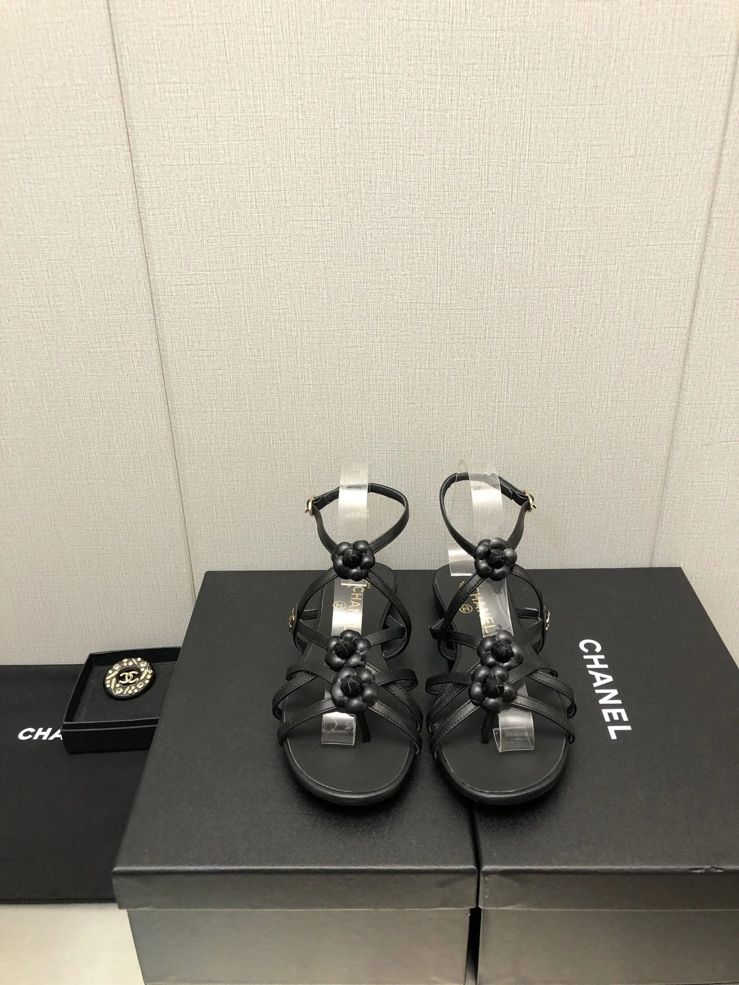 FLORAL FLAT SANDAL IN BLACK LAMBSKIN