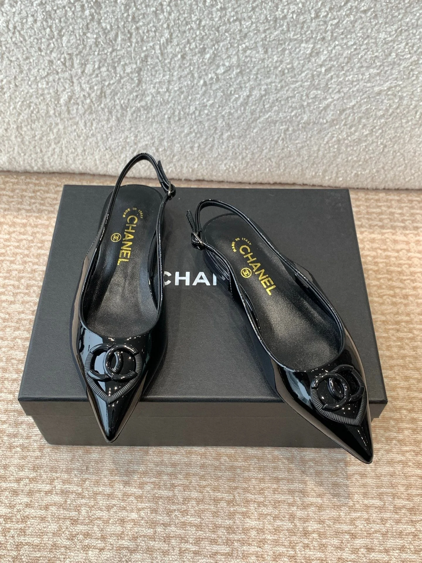 FLAT SLINGBACKS IN BLACK PATENT CALFSKIN