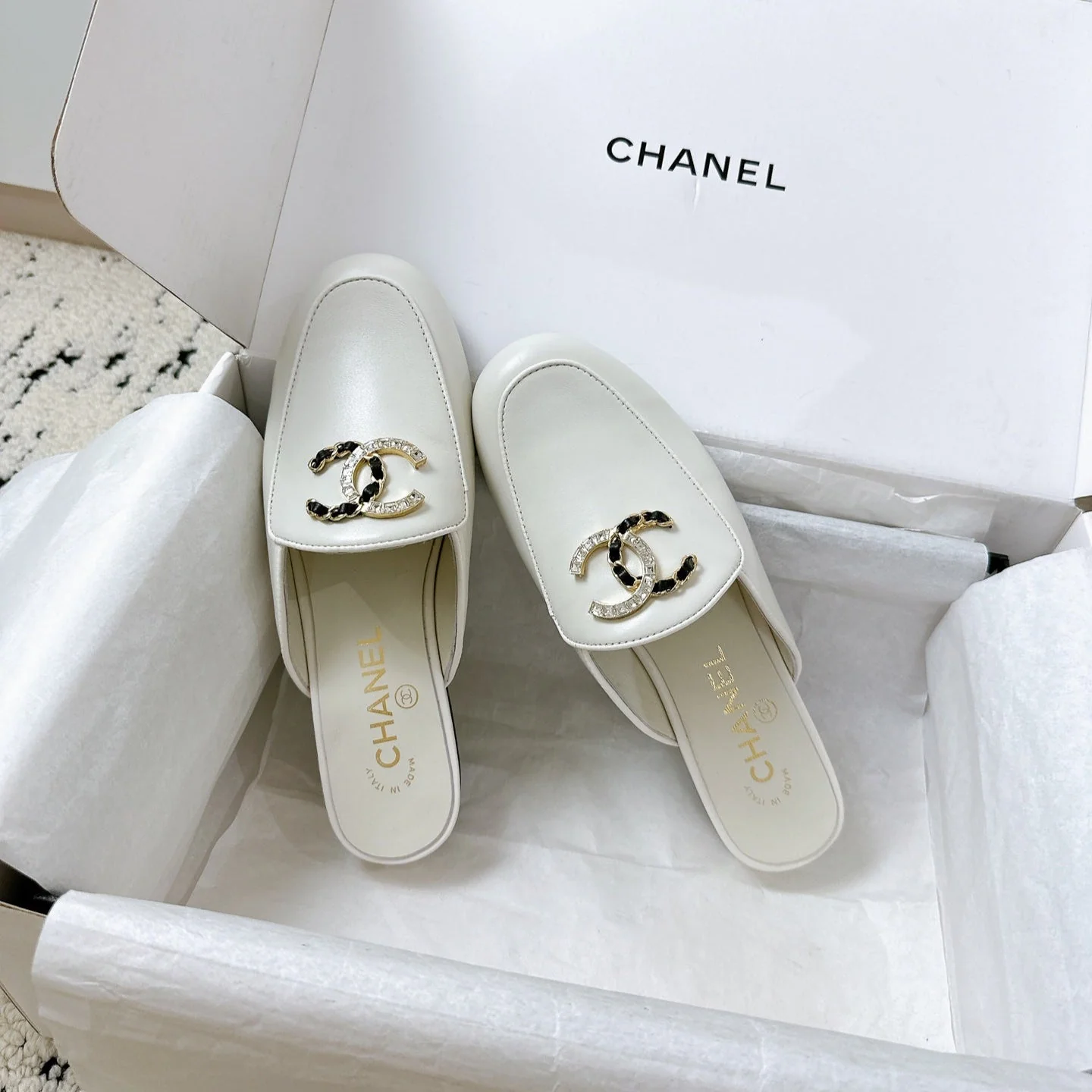 CC FLAT MULE IN WHITE CALFSKIN HARDWARE WITH ROCK MIX CHAIN
