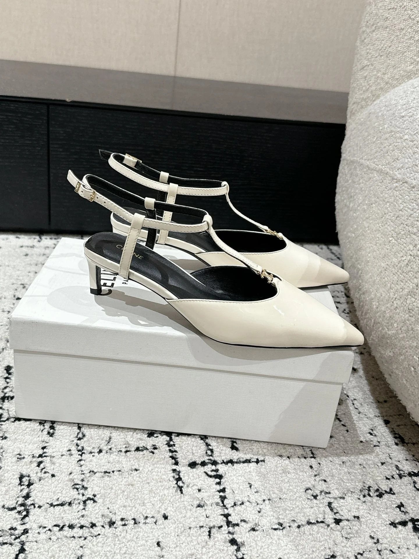 KITTEN T-BAR STRAP PUMP 5 CM IN WHITE PATENT CALFSKIN