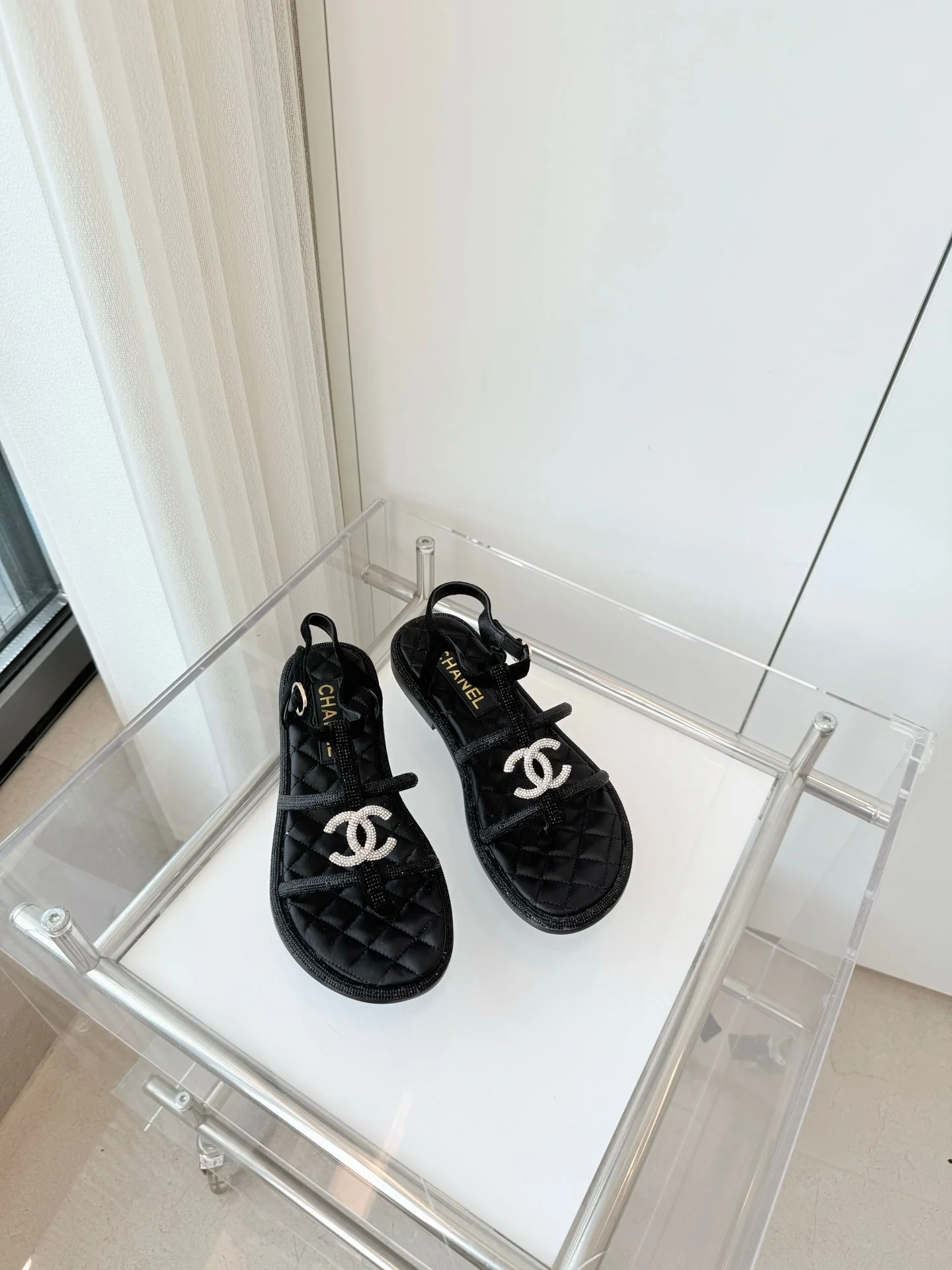 FLAT SANDALS IN BLACK SOFT LEATHER